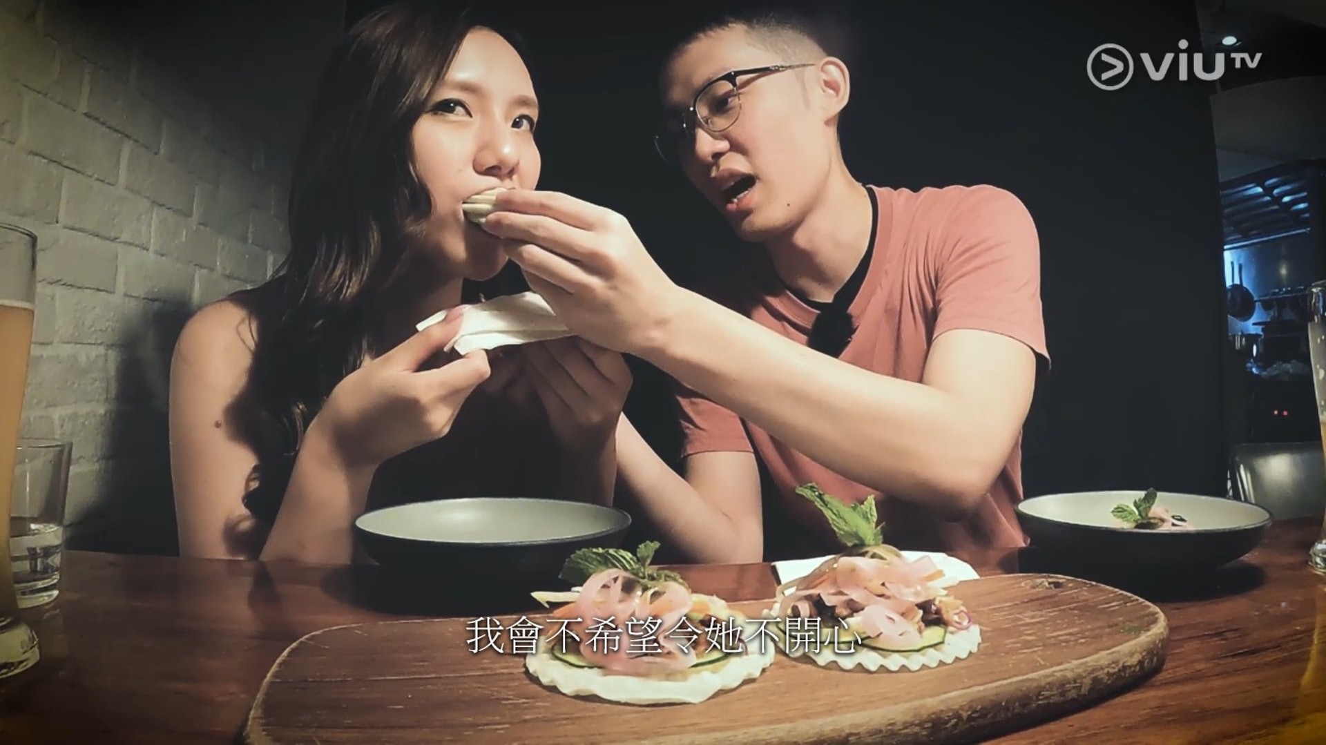 Benson直認對PTGF Mangie有好感,他的言行惹來網民強烈反感,更洗版式留言鬧爆叫他放生老婆Ruby。(影片截圖) Benson直認對PTGF Mangie有好感,他的言行惹來網民強烈反感,更洗版式留言鬧爆叫他放生老婆Ruby。(影片截圖)