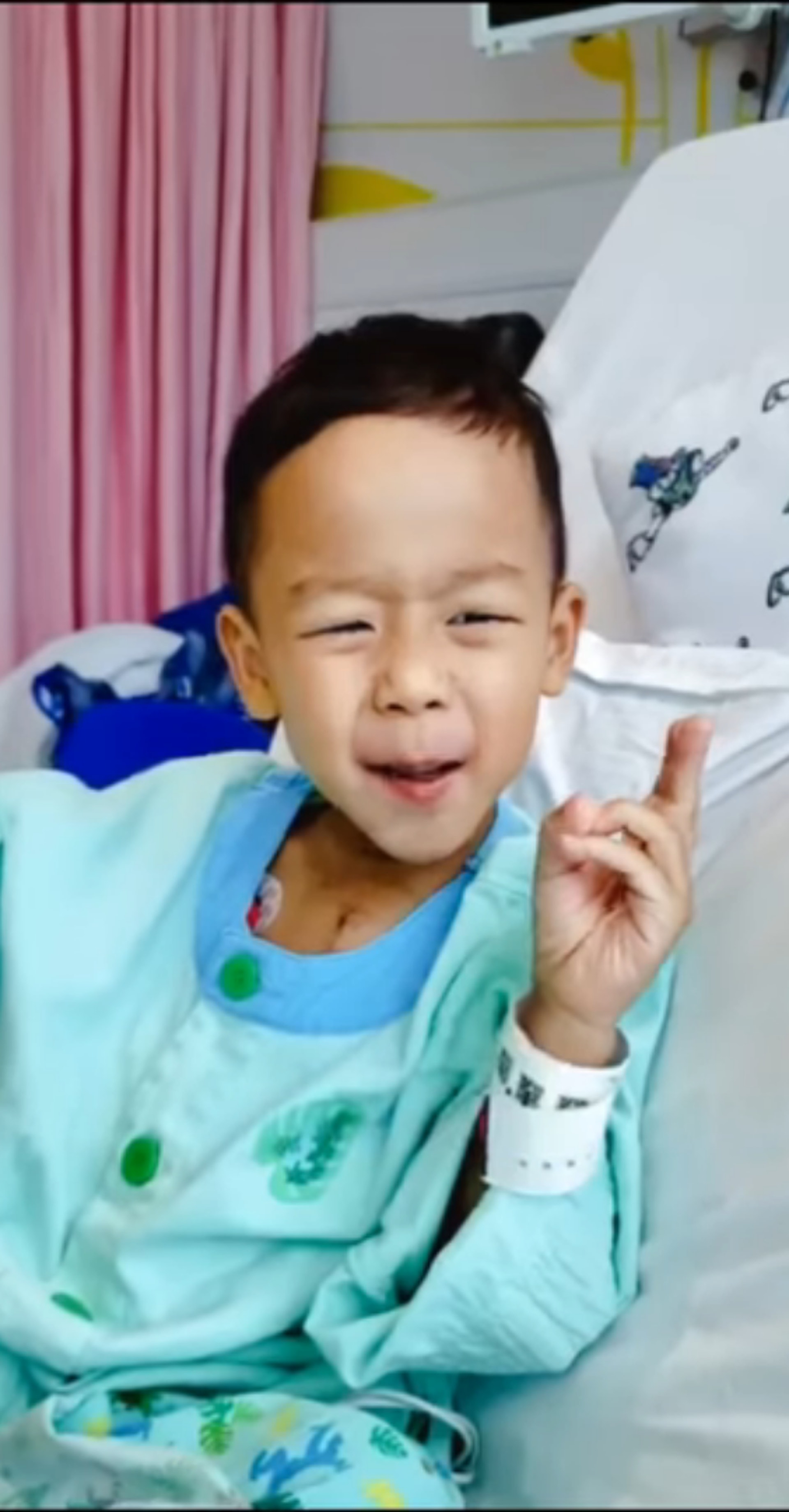 患有先天性心臟病的4歲「小鐵漢Kansas」，今（16日）終於出院，他出院前雀躍地表示：「出院喇，可以去迪士尼喇！」（小鐵漢媽媽Facebook）