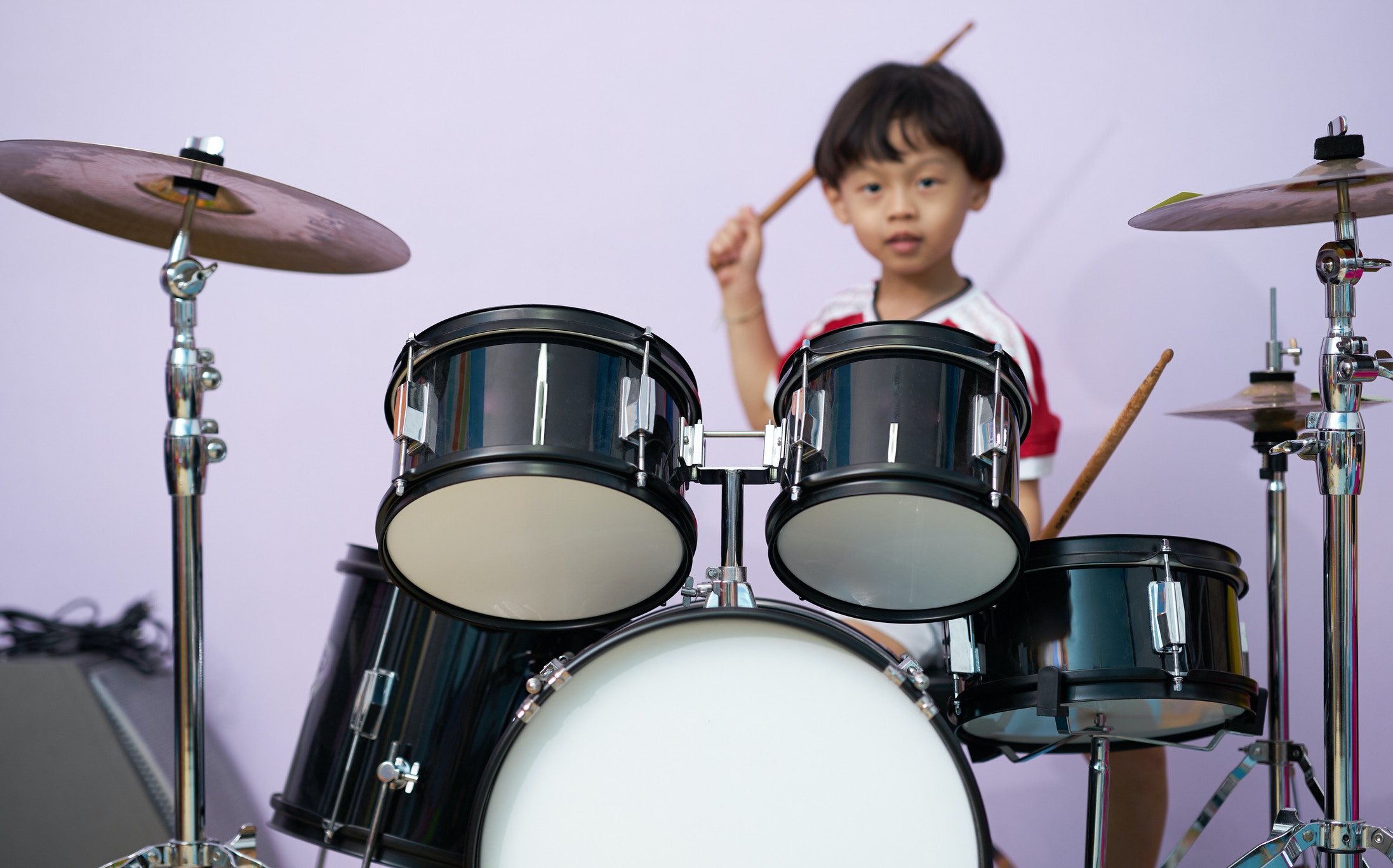 近年不少孩子學習流行鼓，課堂成本不低，但有家長卻開價每堂100元，離地價錢引來網民熱議。（資料圖片/GettyImages）