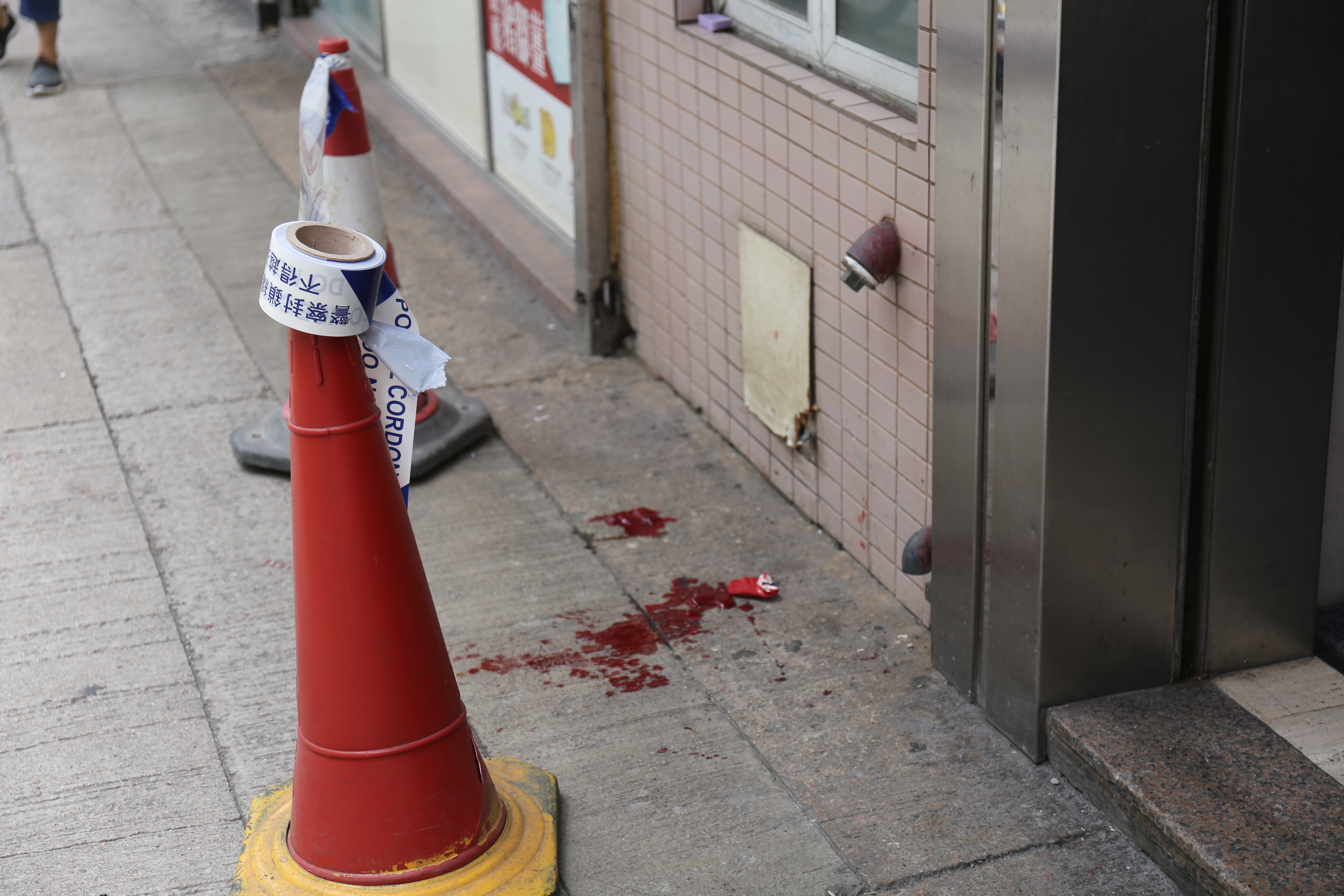 Middle-aged man in Mong Kok was attacked and sent to hospital with stabbing hand and bleeding
