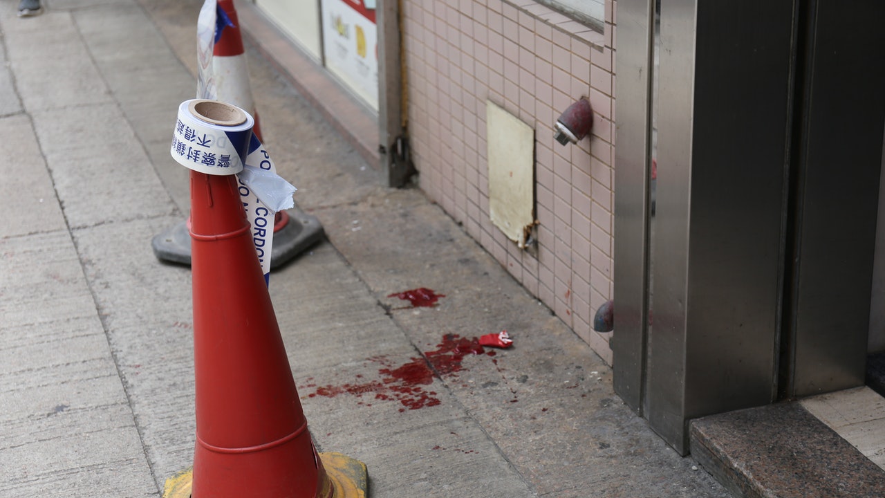 Middle-aged man in Mong Kok was attacked and sent to hospital with stabbing hand and bleeding
