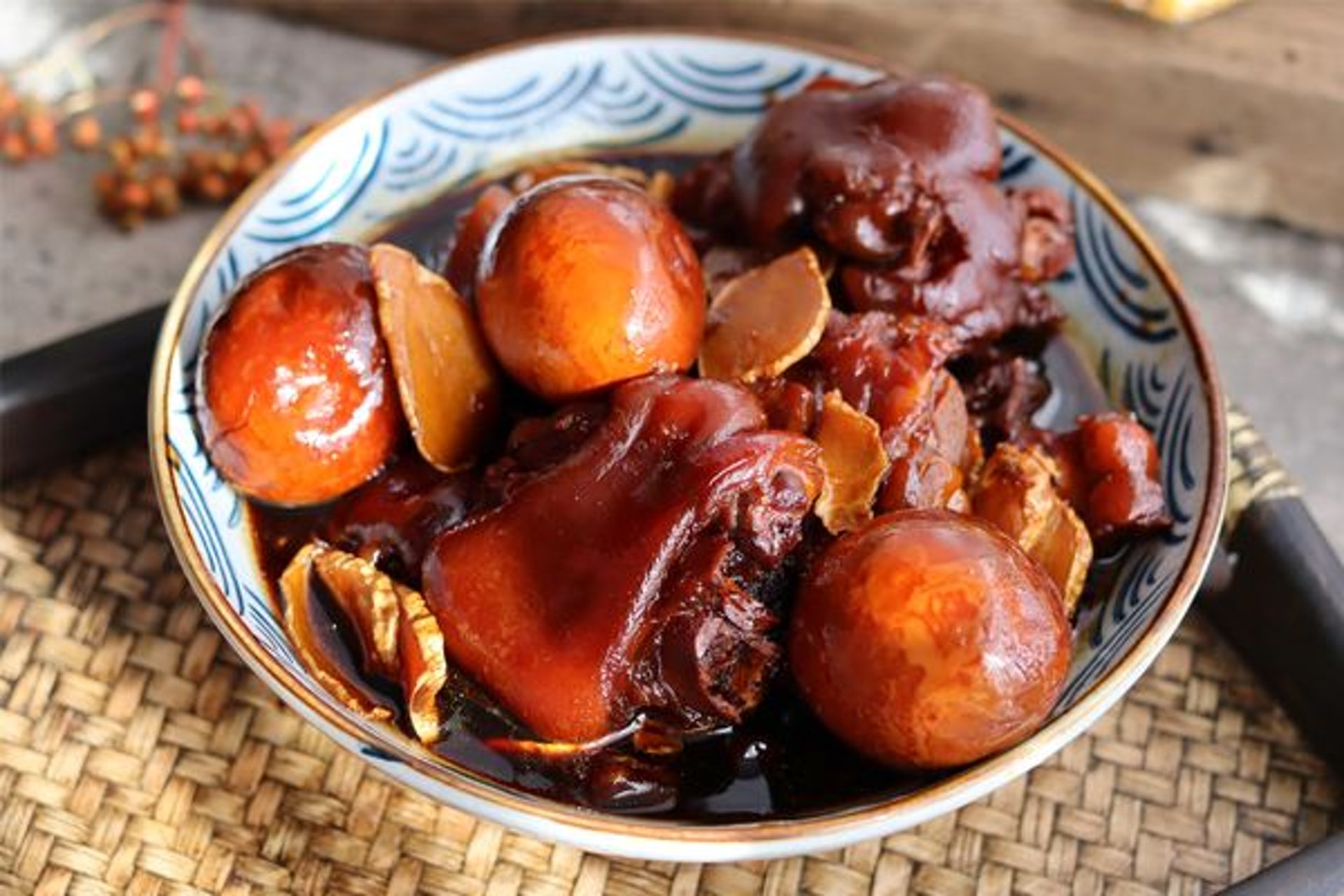 產婦可少量進食豬腳薑,有助補益氣血、補肝養腎,以及幫助五臟的復原。(圖片: FreePik) 產婦可少量進食豬腳薑,有助補益氣血、補肝養腎,以及幫助五臟的復原。(圖片: FreePik)