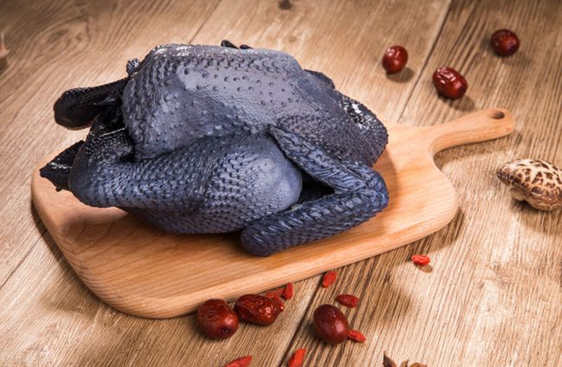 食療上應以降火潤肺、調節五臟的食材為主,如人參、蟲草、烏雞,加速改善身體機能。(圖片: FreePik) 食療上應以降火潤肺、調節五臟的食材為主,如人參、蟲草、烏雞,加速改善身體機能。(圖片: FreePik)