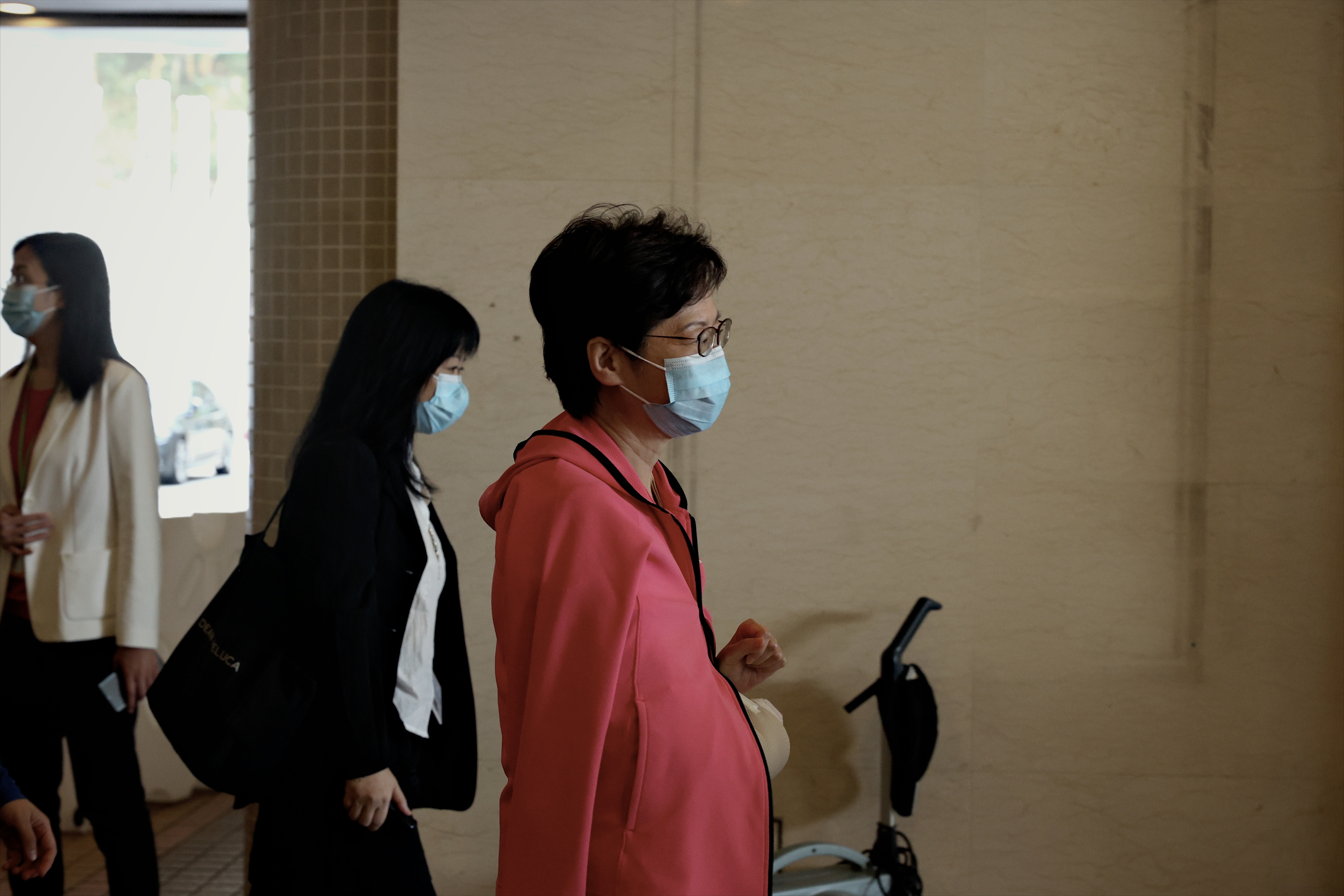 林鄭月娥離開醫院，右手手肘疑似以石膏包紮。（歐嘉樂攝）