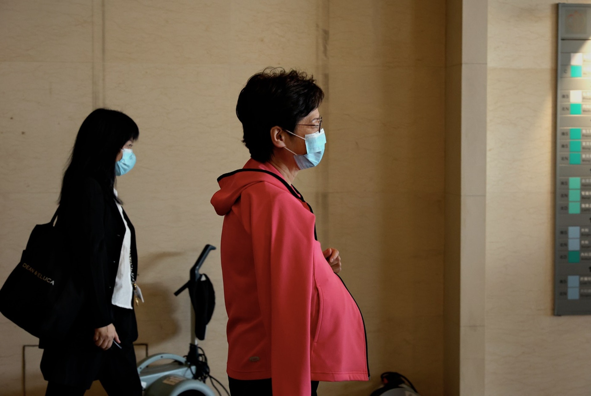 林鄭月娥離開醫院,右手手肘有手托。(歐嘉樂攝) 林鄭月娥離開醫院,右手手肘有手托。(歐嘉樂攝)