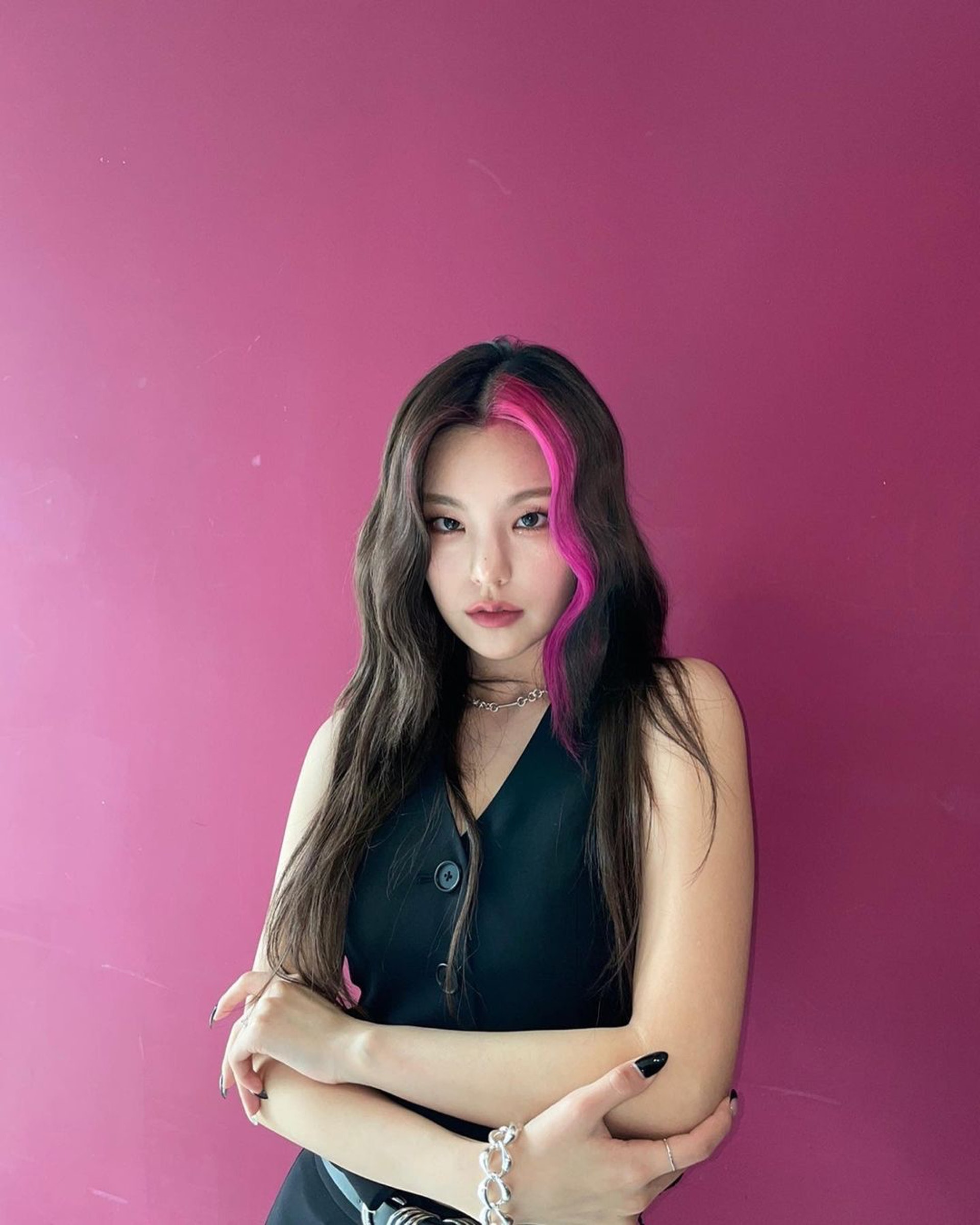 韓國女子組合ITZY成員Yeji則用桃紅色染了半邊瀏海和半邊耳圈，新穎挑染方式展現獨特。（itzy.all.in.us@IG）