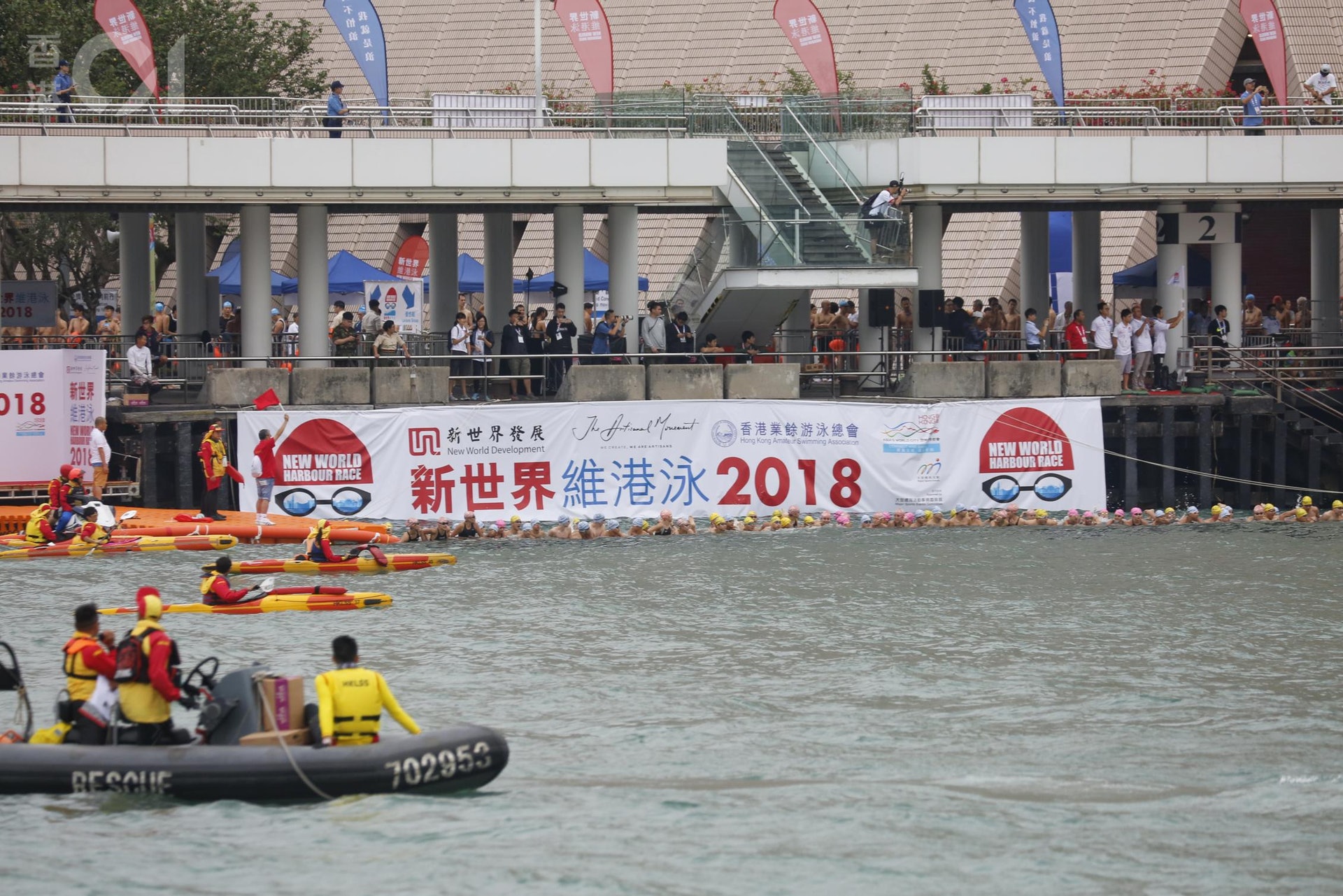 新世界維港泳已停辦兩年,對上一次為2018年10月21日,泳手由尖沙咀游向灣仔會展岸邊。(資料圖片/張浩維攝) 新世界維港泳已停辦兩年,對上一次為2018年10月21日,泳手由尖沙咀游向灣仔會展岸邊。(資料圖片/張浩維攝)