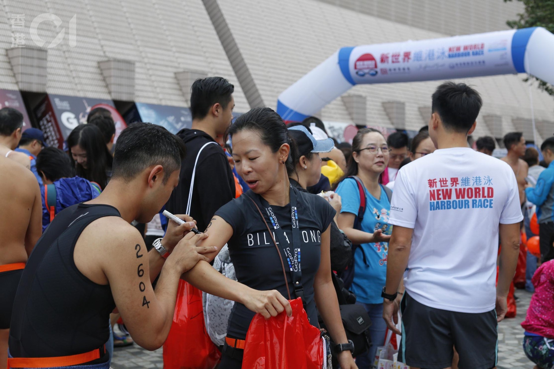 新世界維港泳已停辦兩年,對上一次為2018年10月21日,泳手由尖沙咀游向灣仔會展岸邊。(資料圖片/張浩維攝) 新世界維港泳已停辦兩年,對上一次為2018年10月21日,泳手由尖沙咀游向灣仔會展岸邊。(資料圖片/張浩維攝)