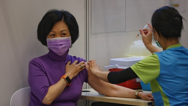 葉劉試「溝針」抗體升至近2萬 促政府讓需要出境人士打第三針 葉劉試「溝針」抗體升至近2萬 促政府讓需要出境人士打第三針