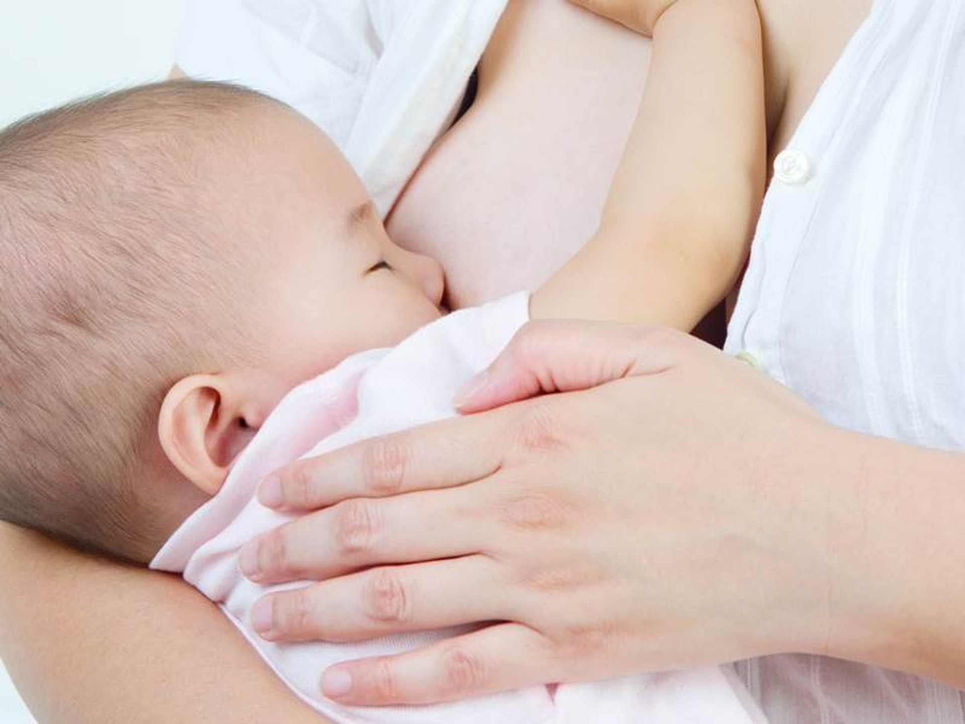 哺乳母親需注意乳汁是否充足，如果擔心營養不足或乳腺不暢通，可配合湯水及按摩手法改善問題。（圖片：mombaby）