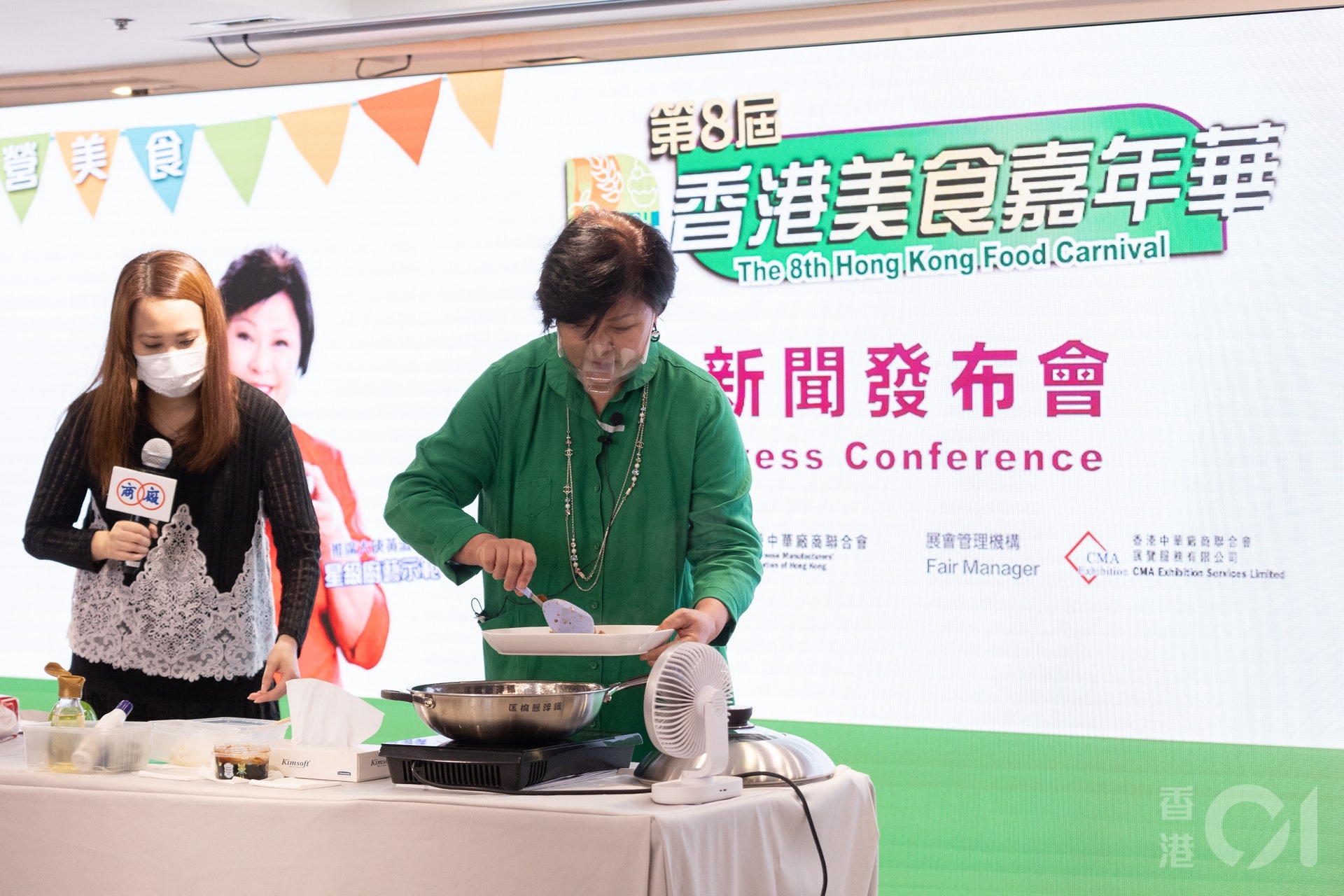 廠商會公布舉「第8屆香港美食嘉年華」,烹飪節目主持、藝人黃淑儀即席示範。(羅君豪攝) 廠商會公布舉「第8屆香港美食嘉年華」,烹飪節目主持、藝人黃淑儀即席示範。(羅君豪攝)