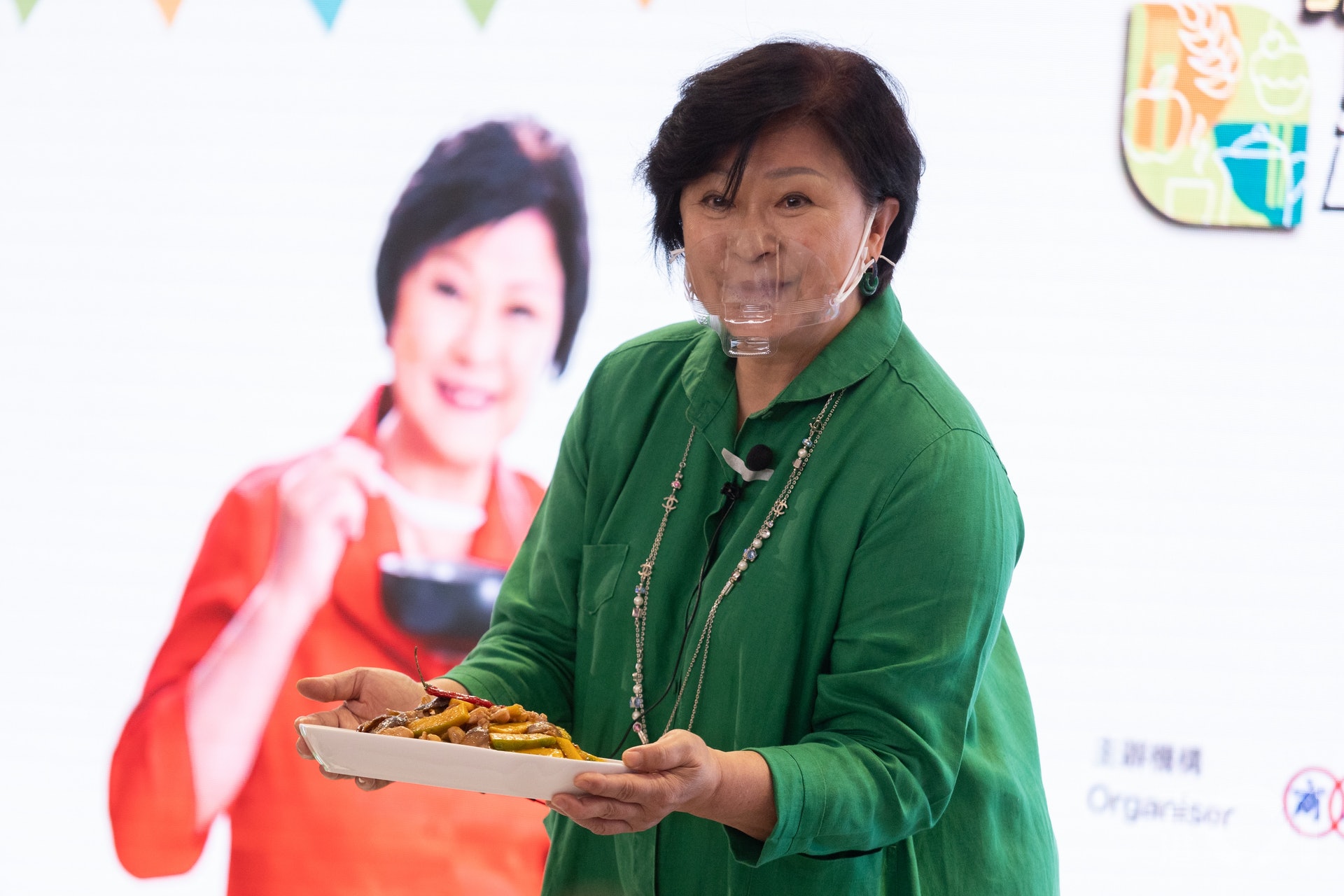 廠商會公布舉「第8屆香港美食嘉年華」,烹飪節目主持、藝人黃淑儀即席示範。(羅君豪攝) 廠商會公布舉「第8屆香港美食嘉年華」,烹飪節目主持、藝人黃淑儀即席示範。(羅君豪攝)