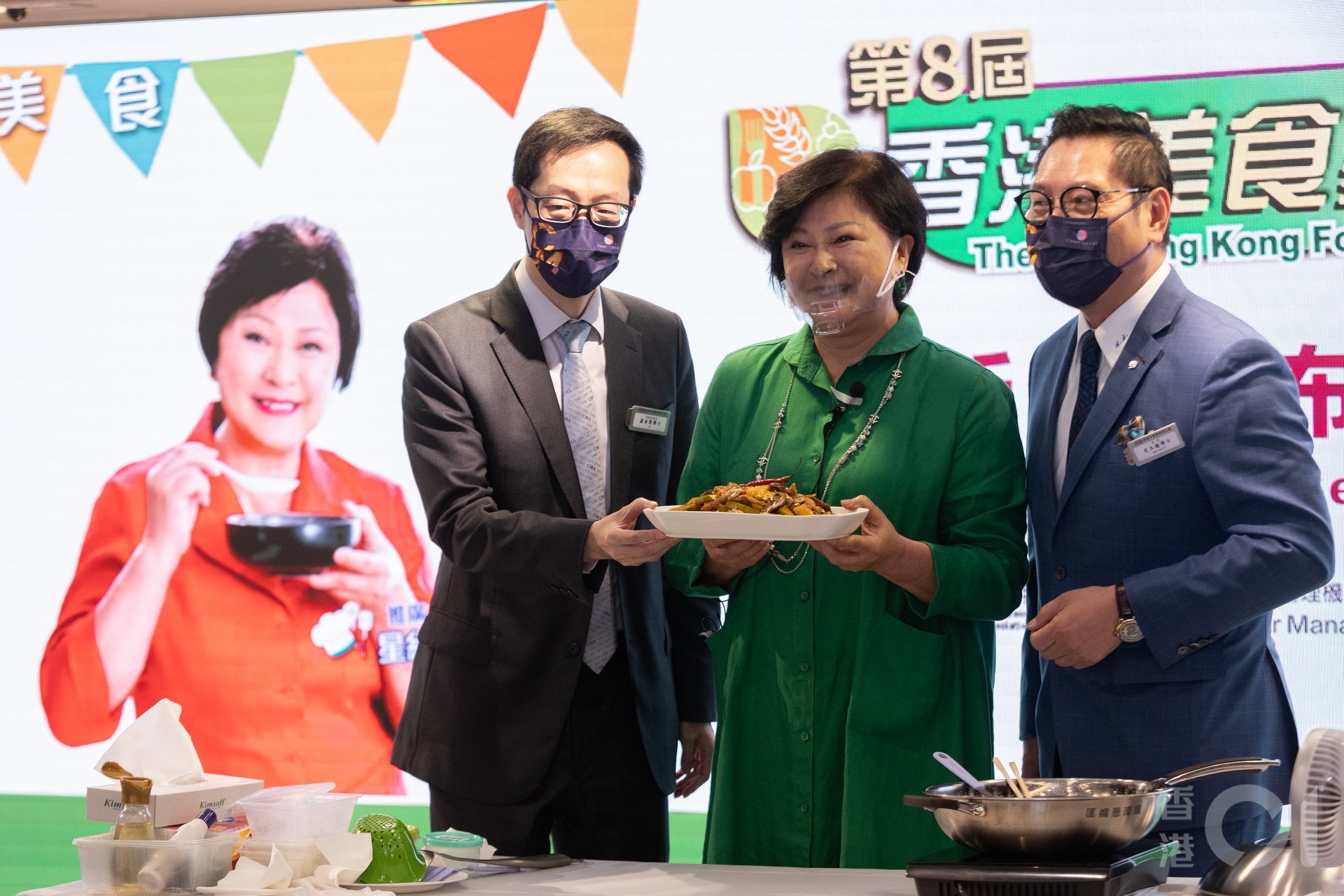 廠商會公布舉「第8屆香港美食嘉年華」,烹飪節目主持、藝人黃淑儀即席示範。(羅君豪攝) 廠商會公布舉「第8屆香港美食嘉年華」,烹飪節目主持、藝人黃淑儀即席示範。(羅君豪攝)