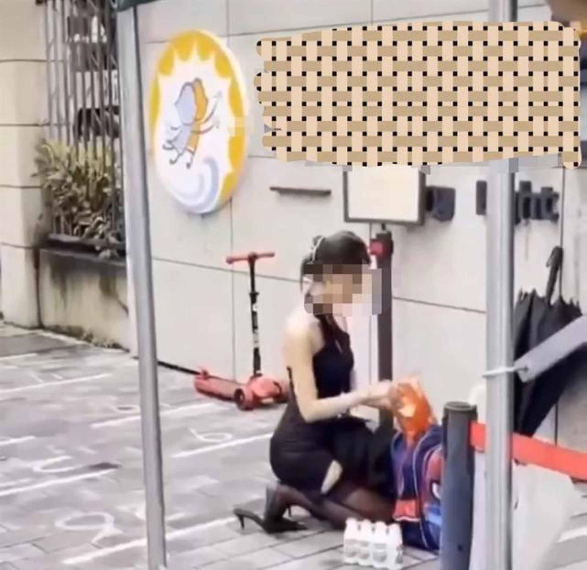 杭州一間幼兒園門口,出現一名「幼兒媛」拍攝短視頻。(極目新聞) 杭州一間幼兒園門口,出現一名「幼兒媛」拍攝短視頻。(極目新聞)