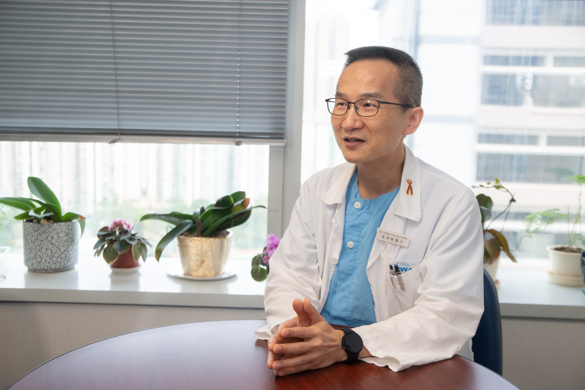 香港愛滋病基金會服務委員會委員曾德賢醫生指,服用藥物和定期檢測有助感染者了解自身狀況,並控制病情。 香港愛滋病基金會服務委員會委員曾德賢醫生指,服用藥物和定期檢測有助感染者了解自身狀況,並控制病情。