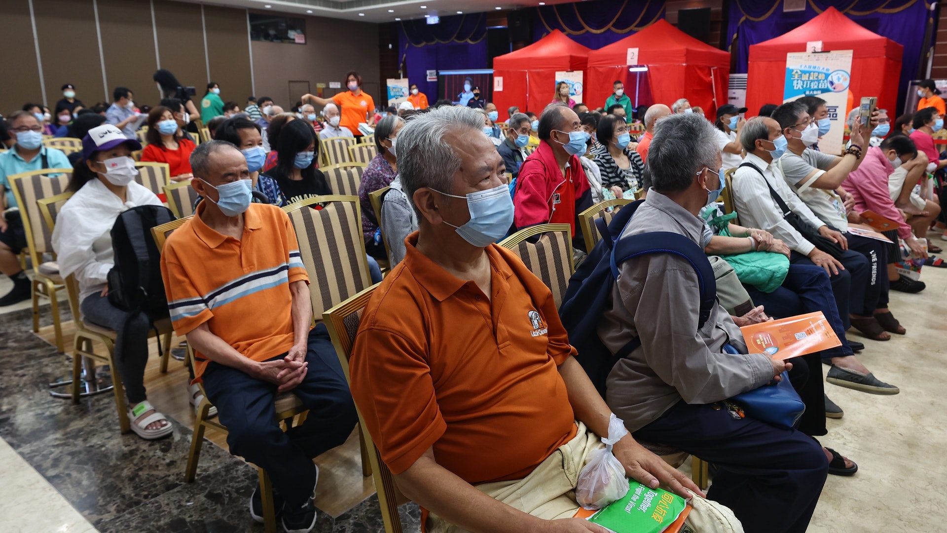 新冠疫苗|團體辦黃大仙祠接種疫苗活動 長者打針後獲贈福袋 新冠疫苗|團體辦黃大仙祠接種疫苗活動 長者打針後獲贈福袋