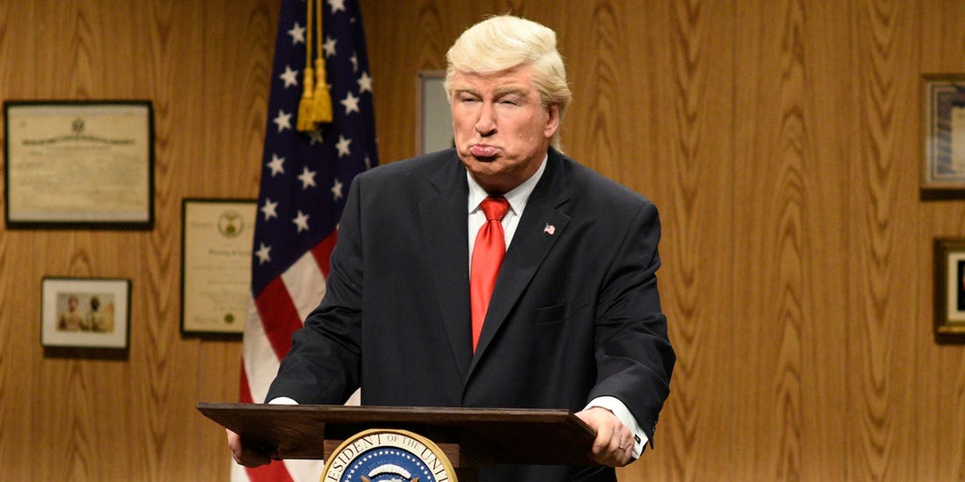 艾力寶雲以扮演前美國總統特朗普(Donald Trump)廣為人知。(《周六夜現場》劇照) 艾力寶雲以扮演前美國總統特朗普(Donald Trump)廣為人知。(《周六夜現場》劇照)