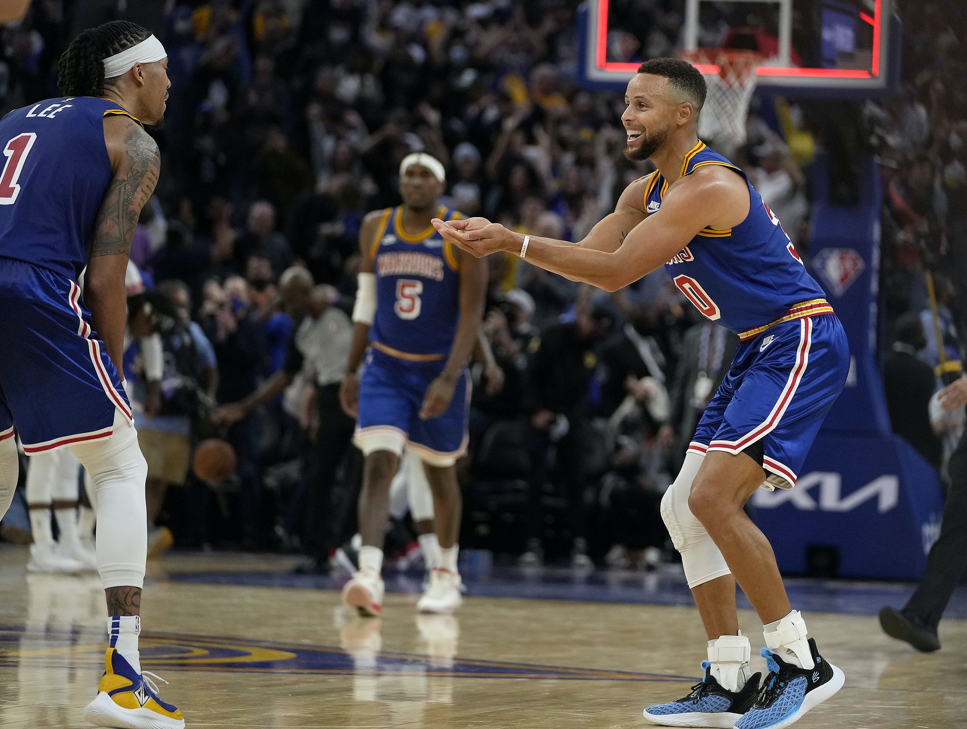 史提芬居里(Stephen Curry),今日三分球13射8中並豪取45分。(美聯社) 史提芬居里(Stephen Curry),今日三分球13射8中並豪取45分。(美聯社)