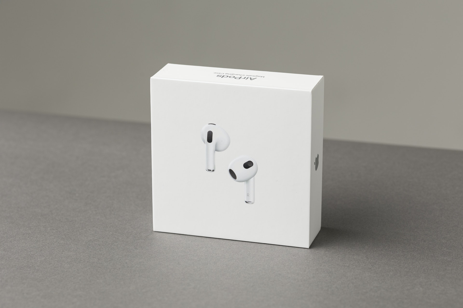 AirPods 3與iPhone 13同樣沒有膠膜包裝,以一次性撕貼取代。(龔嘉盛 攝) AirPods 3與iPhone 13同樣沒有膠膜包裝,以一次性撕貼取代。(龔嘉盛 攝)