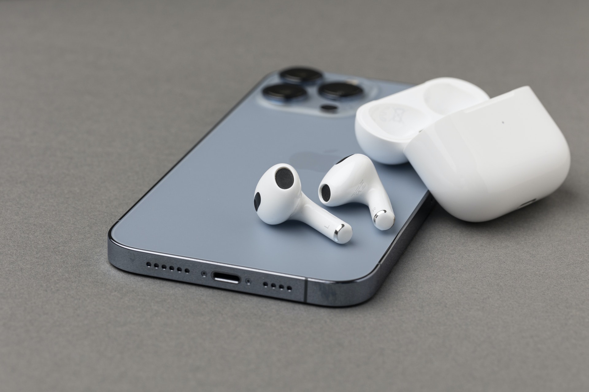 AirPods 3 對應空間音訊,可以利用Apple Music收聽有如現場臨場感的音樂享受。(龔嘉盛 攝) AirPods 3 對應空間音訊,可以利用Apple Music收聽有如現場臨場感的音樂享受。(龔嘉盛 攝)