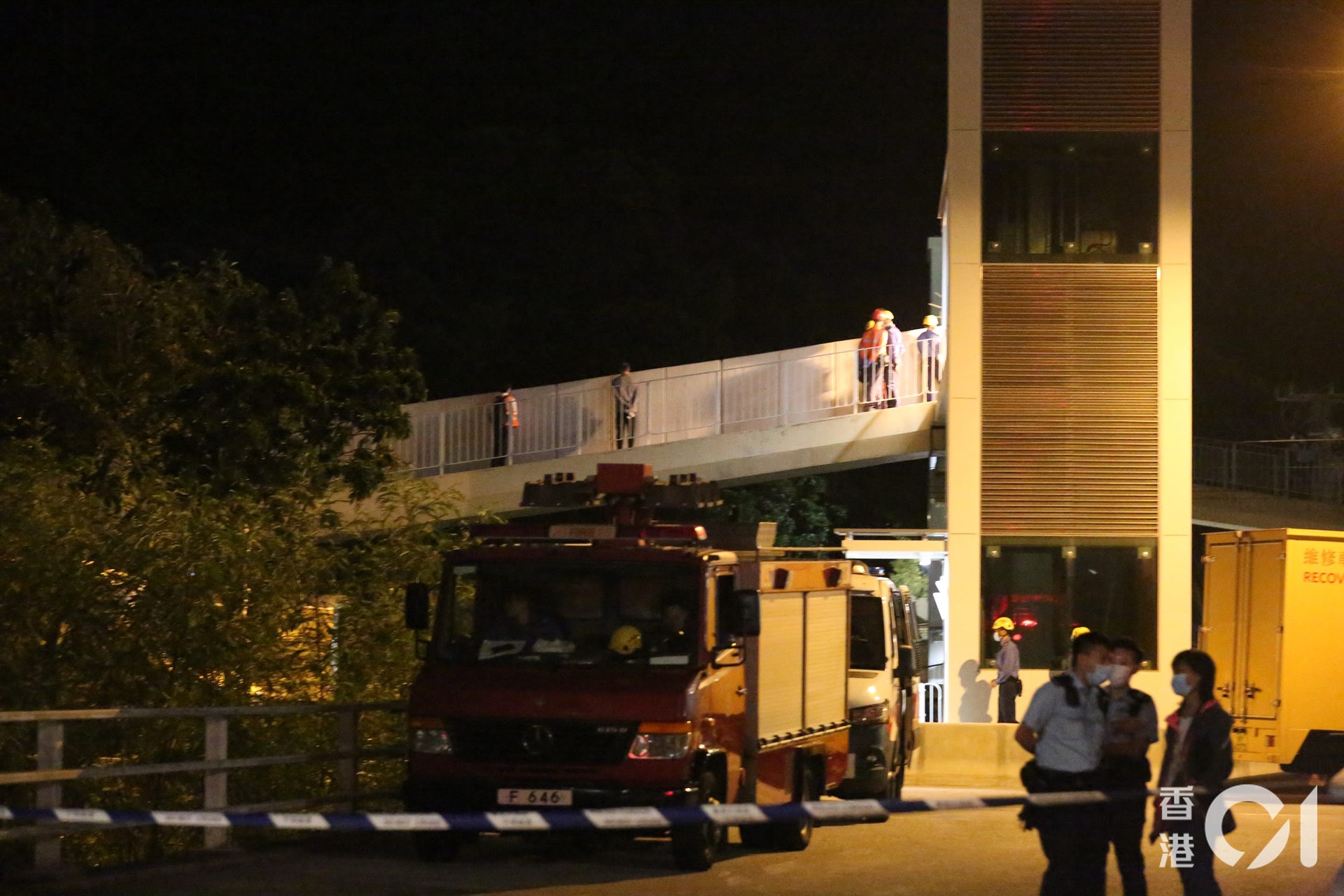 男子企圖跳橋,警方封鎖現場游說。(陳永武攝) 男子企圖跳橋,警方封鎖現場游說。(陳永武攝)