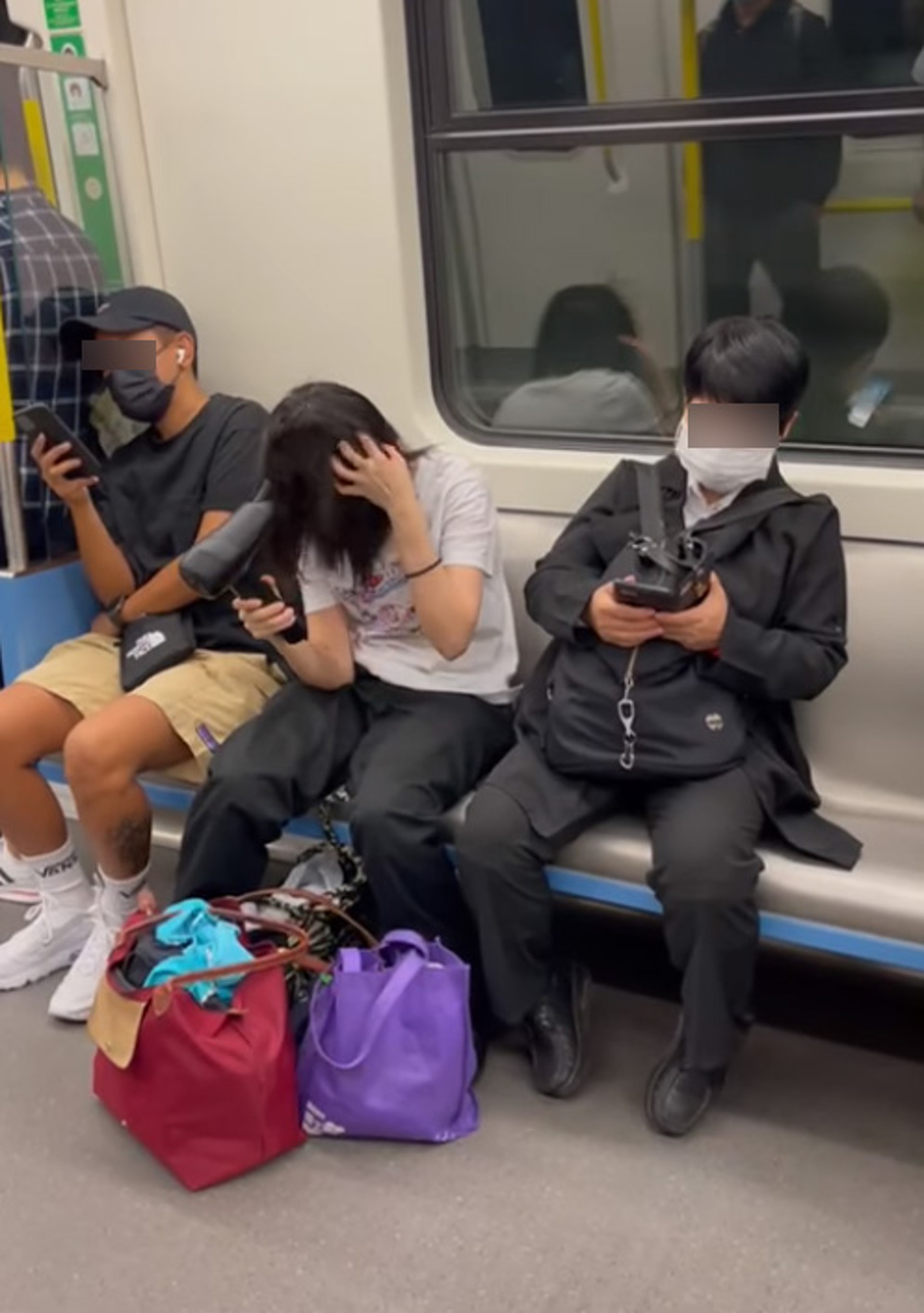 女子搭港鐵拎無線風筒吹頭身旁乘客超淡定成亮點網民 廣告 女子搭港鐵拎無線風筒吹頭身旁乘客超淡定成亮點網民 廣告