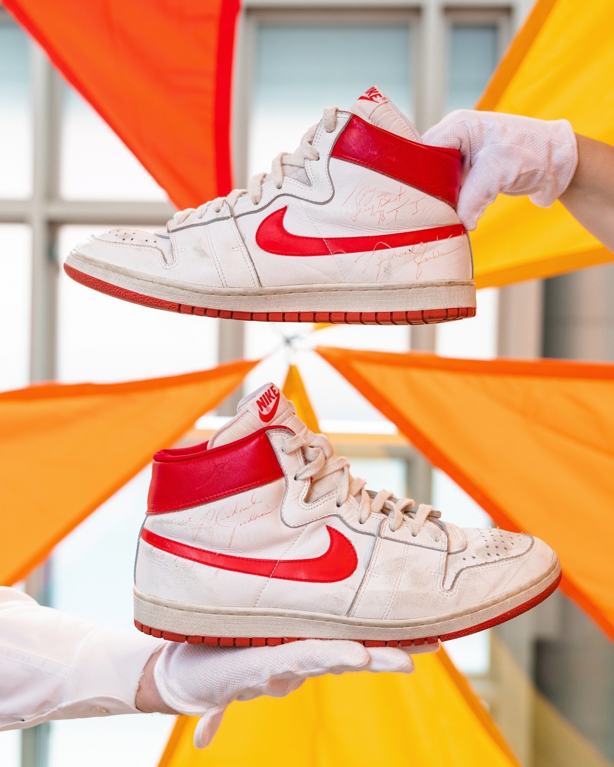 Lot 23｜Nike Air Ship - 米高佐敦於NBA常規賽的已知最早穿著Nike球鞋、附簽名（蘇富比拍賣行）