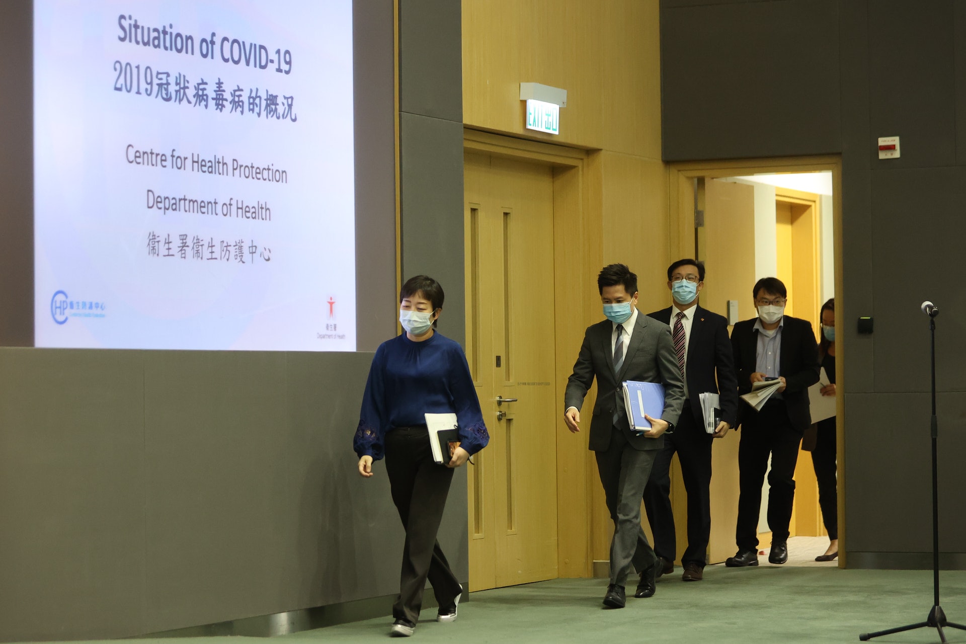 衞生署及醫院管理局10月26日舉行記者會,公布冠狀病毒病個案最新趨勢,指出已打疫苗患者的留院人數比無打針的患者明顯較少。(鄭子峰攝) 衞生署及醫院管理局10月26日舉行記者會,公布冠狀病毒病個案最新趨勢,指出已打疫苗患者的留院人數比無打針的患者明顯較少。(鄭子峰攝)