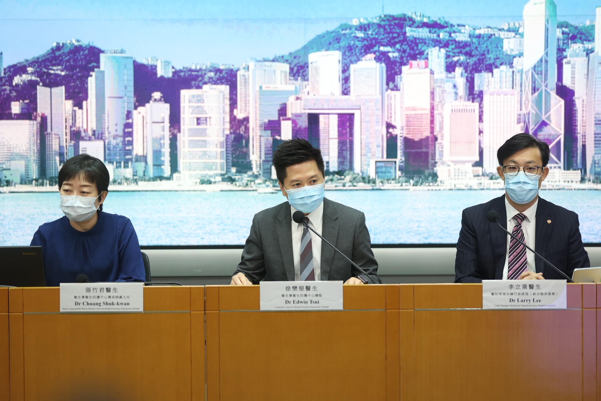 衞生署及醫院管理局10月26日舉行記者會,公布冠狀病毒病個案最新趨勢,指出已打疫苗患者的留院人數比無打針的患者明顯較少。(鄭子峰攝) 衞生署及醫院管理局10月26日舉行記者會,公布冠狀病毒病個案最新趨勢,指出已打疫苗患者的留院人數比無打針的患者明顯較少。(鄭子峰攝)