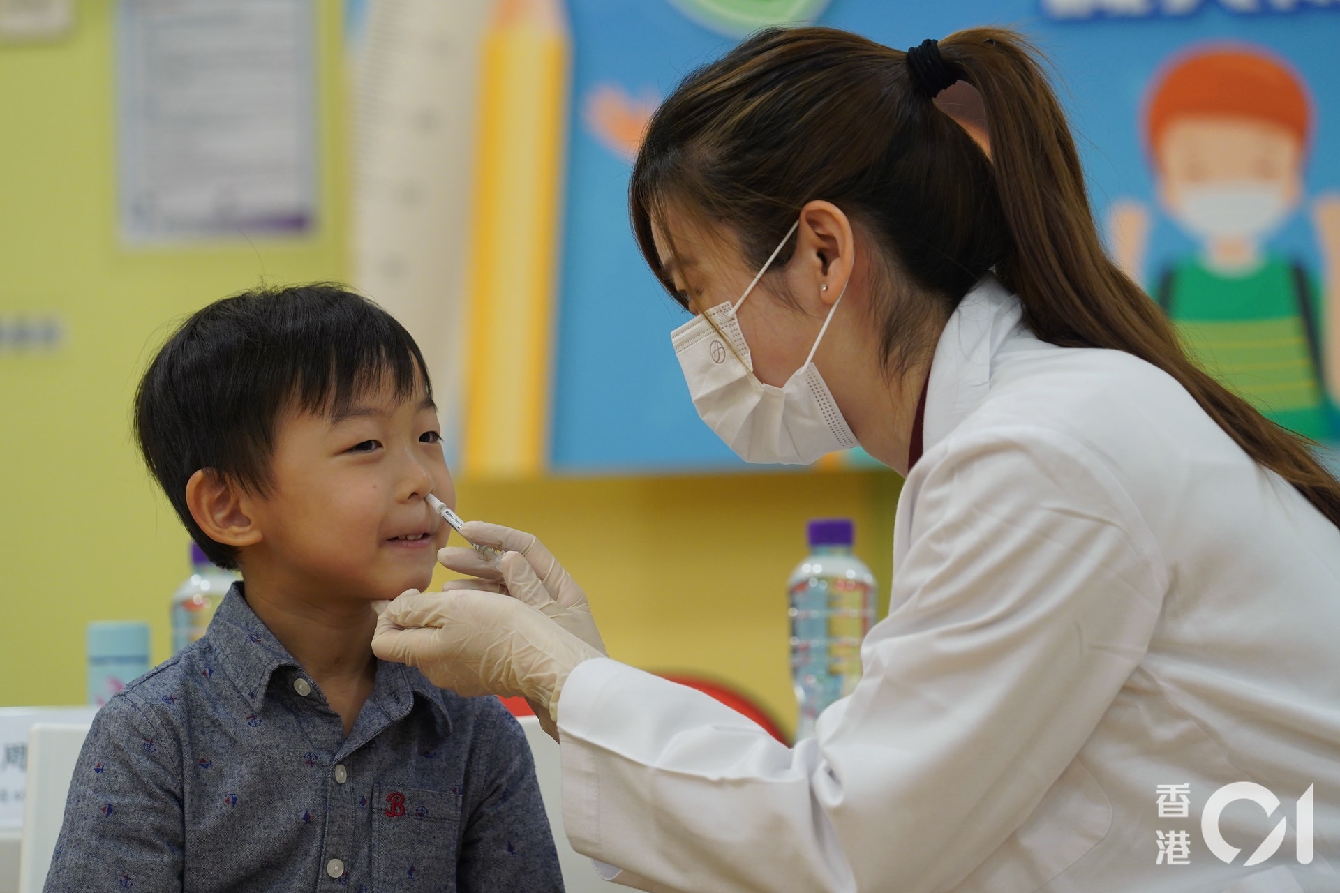 如小朋友對打針極其抗拒、本身又無長期病患，噴鼻式疫苗無疑是另一選擇。(圖片: HK01)