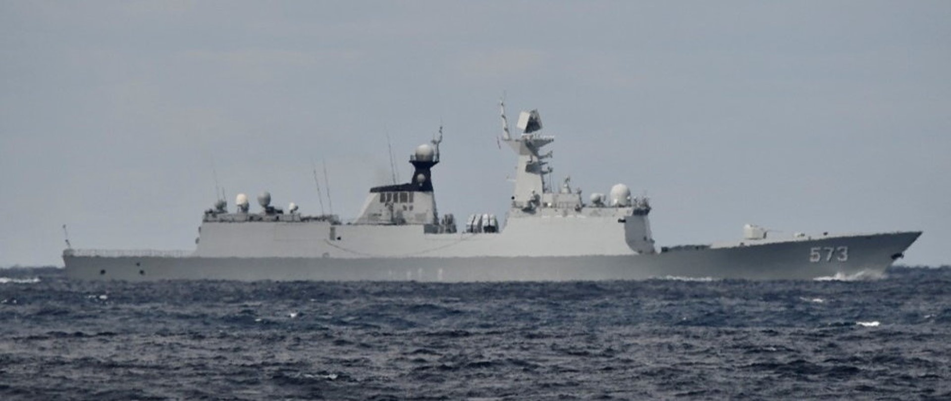 日本防衛省10月23日公布,18日穿過津輕海峽駛向太平洋的中國和俄羅斯海軍艦艇,22日通過鹿兒島縣大隅半島與種子島之間的大隅海峽進入東海。圖為由日本防衛省發布、中國船隻出現在日本附近 海域的相片。(Reuters) 日本防衛省10月23日公布,18日穿過津輕海峽駛向太平洋的中國和俄羅斯海軍艦艇,22日通過鹿兒島縣大隅半島與種子島之間的大隅海峽進入東海。圖為由日本防衛省發布、中國船隻出現在日本附近 海域的相片。(Reuters)