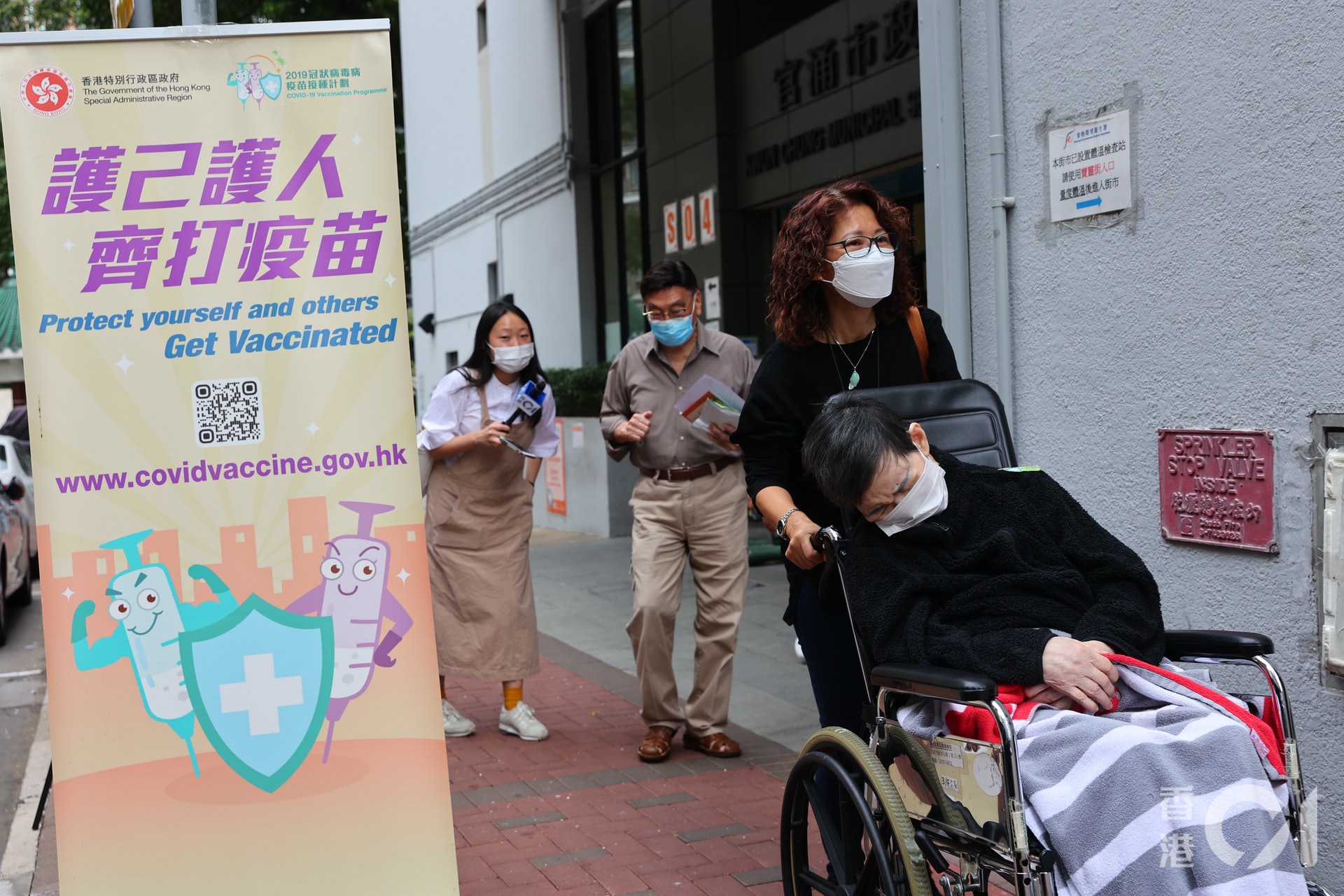 市民接種科興疫苗,大部分表示如有需要會打第三針。(羅君豪攝) 市民接種科興疫苗,大部分表示如有需要會打第三針。(羅君豪攝)