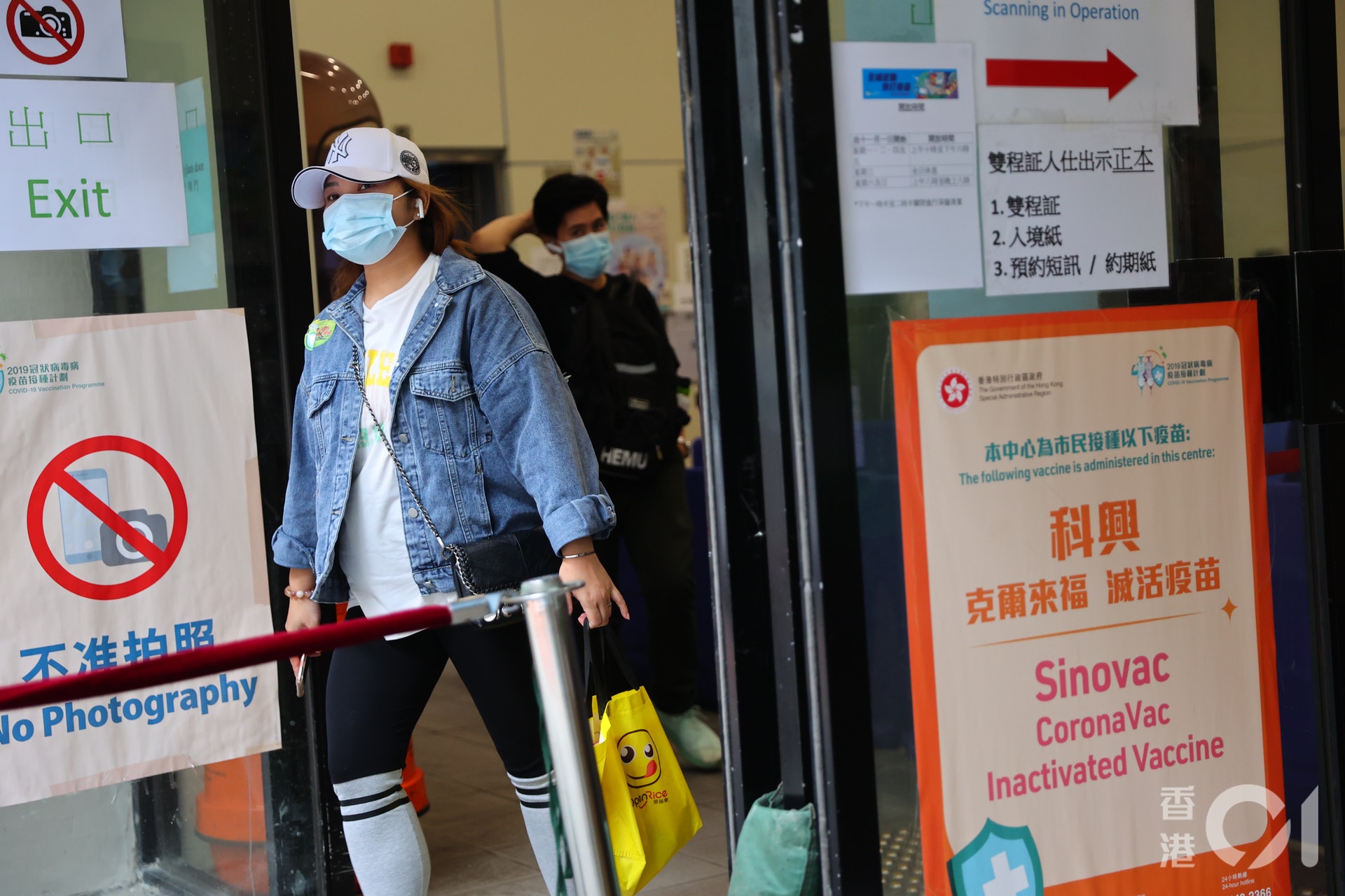 市民接種科興疫苗,大部分表示如有需要會打第三針。(羅君豪攝) 市民接種科興疫苗,大部分表示如有需要會打第三針。(羅君豪攝)