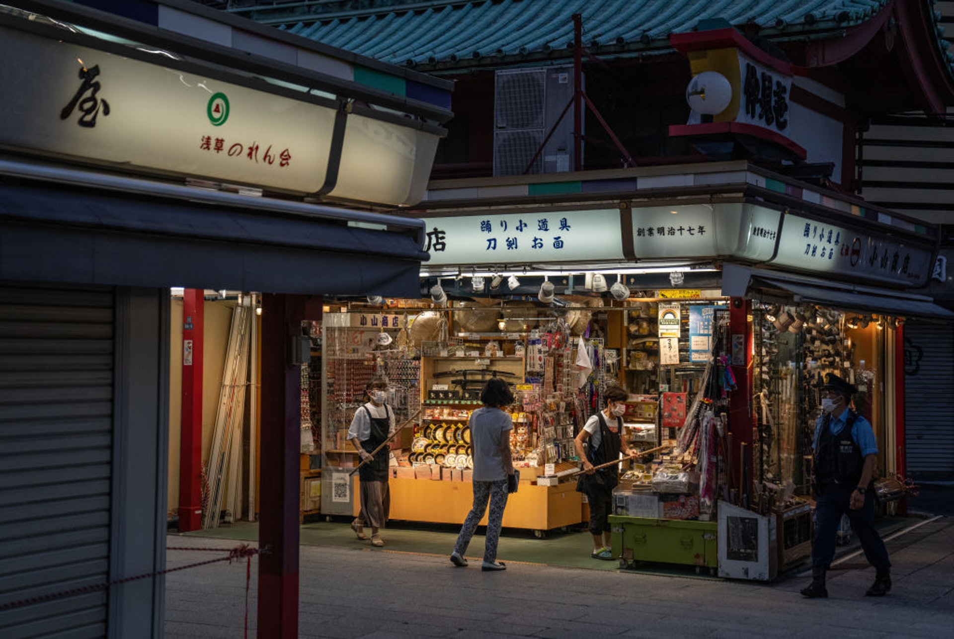 圖為8月26日,東京一間商店準備關門。(Getty) 圖為8月26日,東京一間商店準備關門。(Getty)