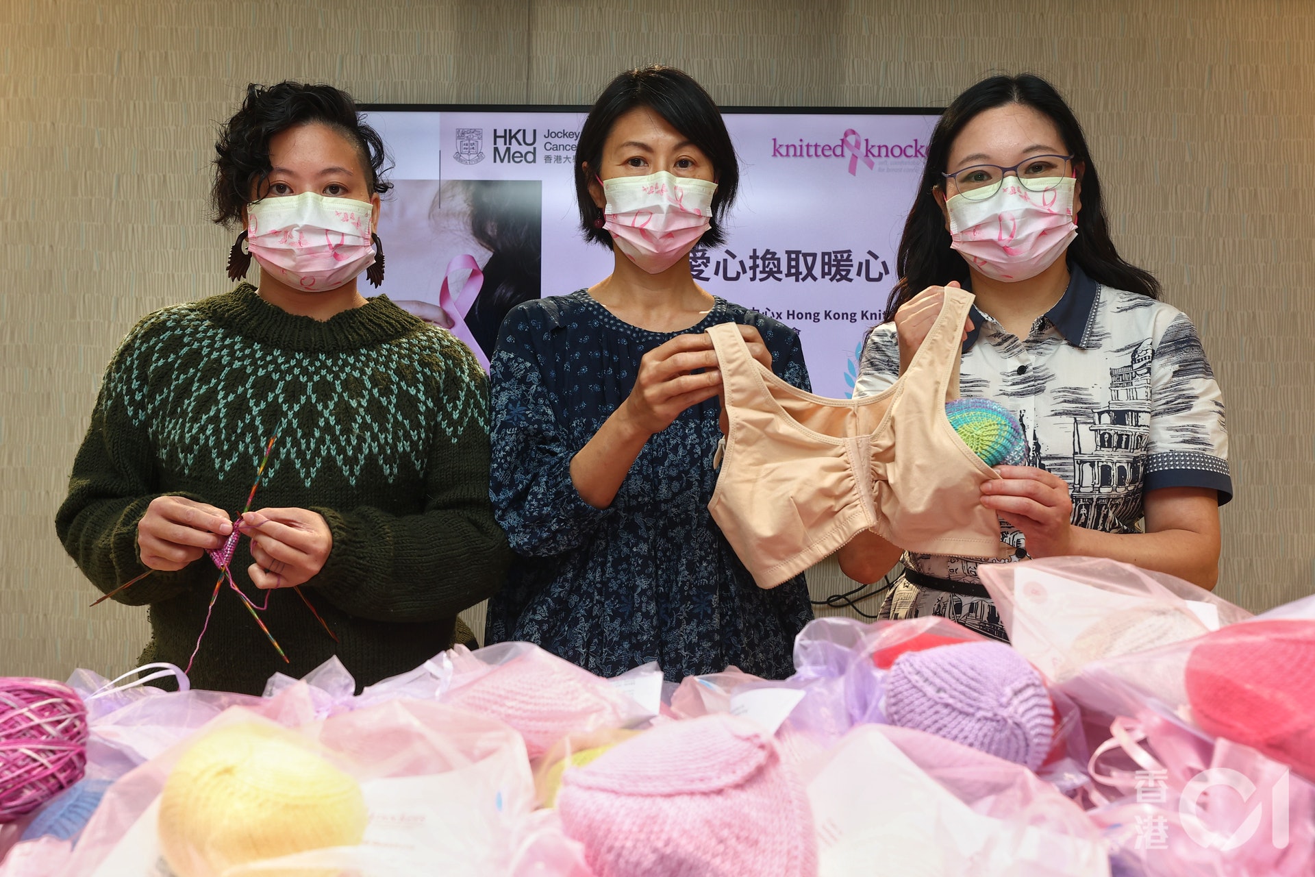 「Hong Kong Knitted Knockers」聯同香港大學賽馬會癌症綜合關護中心,今(27日)向廣華醫院乳病中心捐出逾340個義乳,再由該中心轉交至本港公私營醫院的乳癌康復者。(張浩維攝) 「Hong Kong Knitted Knockers」聯同香港大學賽馬會癌症綜合關護中心,今(27日)向廣華醫院乳病中心捐出逾340個義乳,再由該中心轉交至本港公私營醫院的乳癌康復者。(張浩維攝)