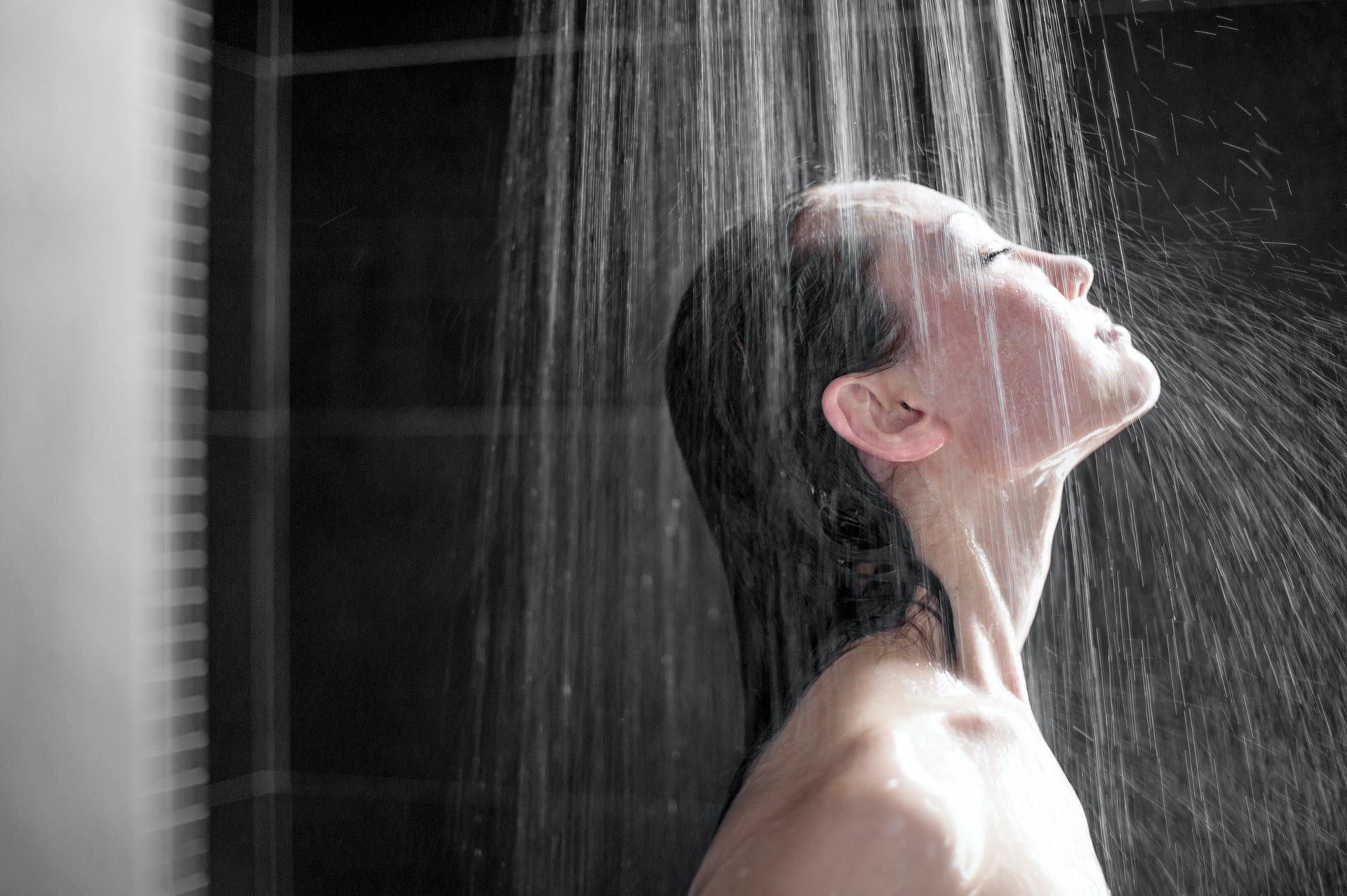 身體日常的清潔及護理亦同樣重要，沖澡時尤其要注意水溫及產品選用。(圖片: ShutterStock)