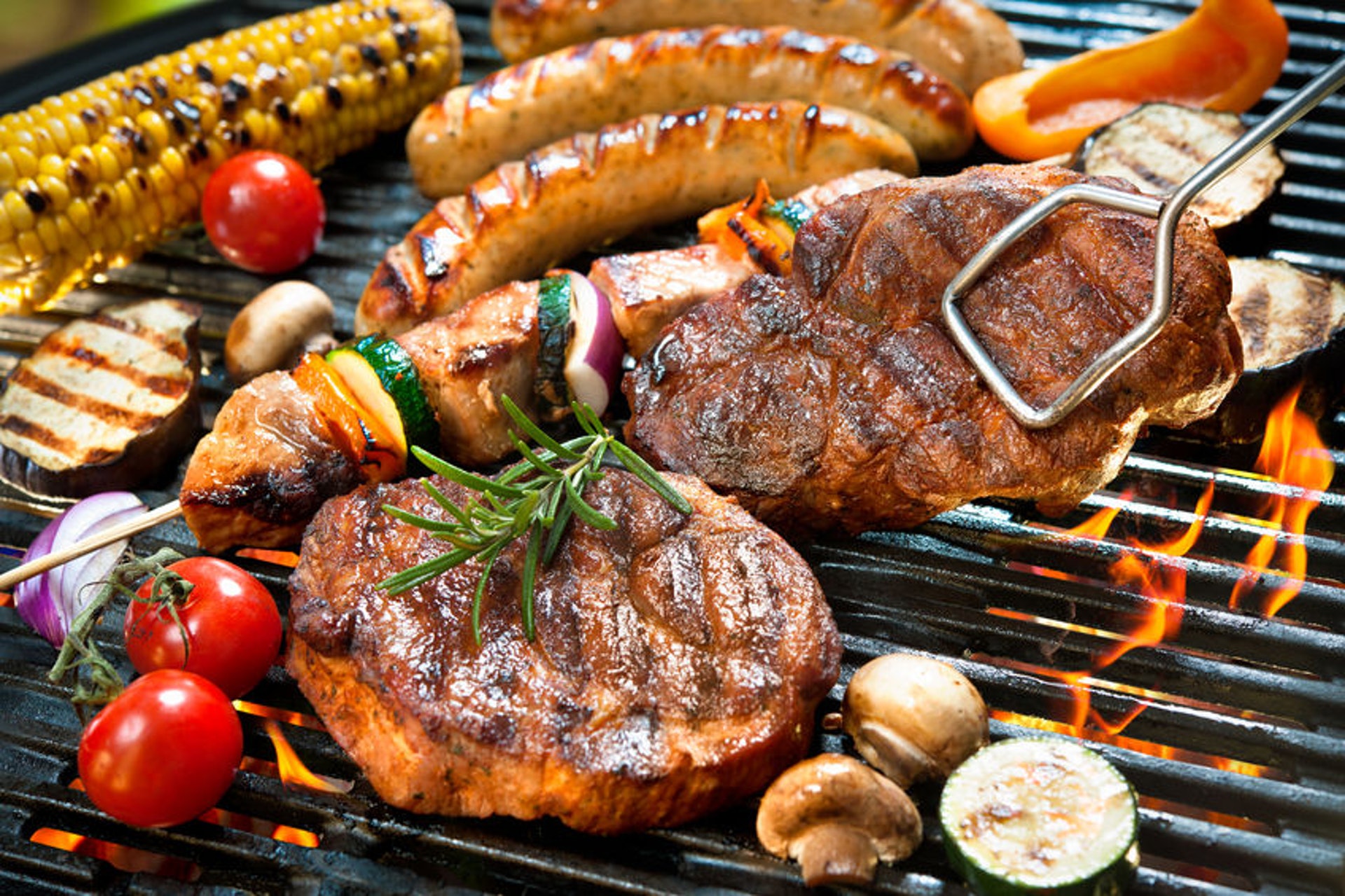 當肉類直接接觸火焰時，脂肪會分解出更多 PAHs，脂肪含量越高，所產生的 PAHs越多。（圖片：europe.stripes）