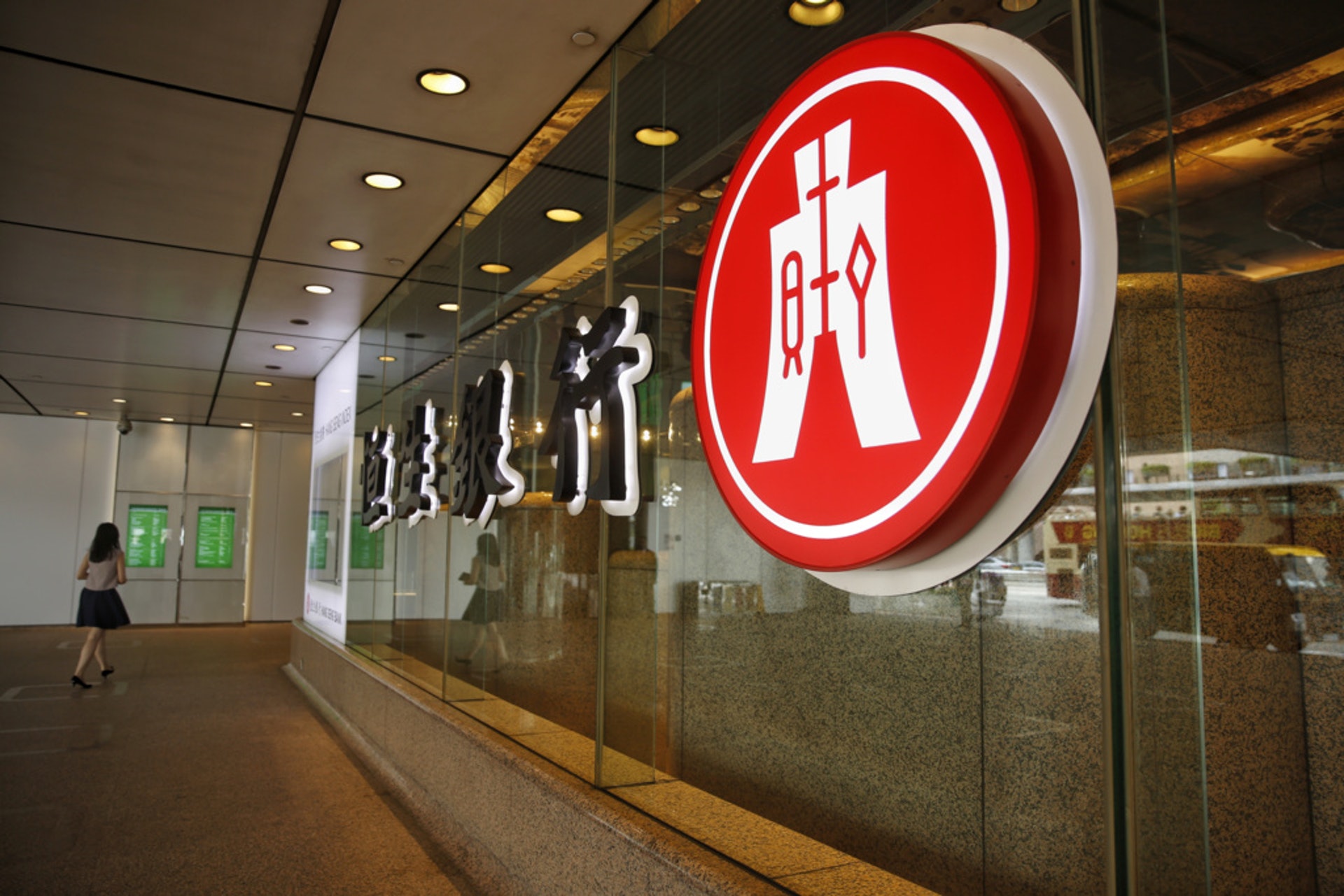 恒生據報自3月尾下旬發放花紅後罕有地進行較為廣泛的裁員行動,個別部門削減幅度約10%至50%不等,傳裁員行動擬於6月底前完成。 恒生據報自3月尾下旬發放花紅後罕有地進行較為廣泛的裁員行動,個別部門削減幅度約10%至50%不等,傳裁員行動擬於6月底前完成。