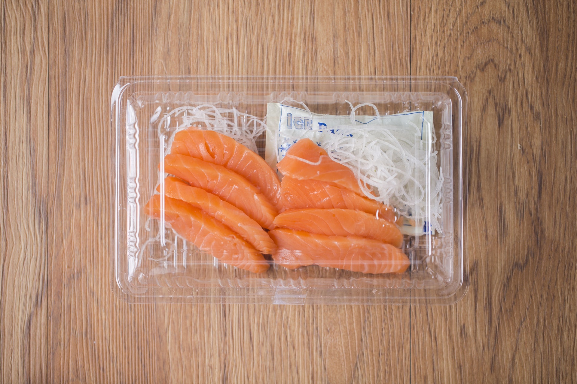 市民进食鱼生要小心潜藏感染寄生虫风险。(资料图片/梁鹏威摄) 市民进食鱼生要小心潜藏感染寄生虫风险。(资料图片/梁鹏威摄)