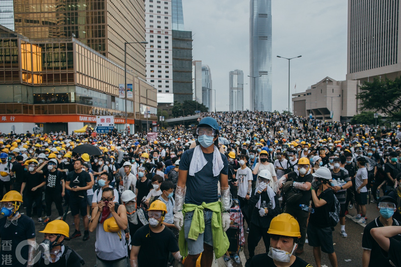 2019年6月12日，立法會原定恢復《逃犯條例》二讀程序，大批示威者包圍立法會。（李澤彤攝）