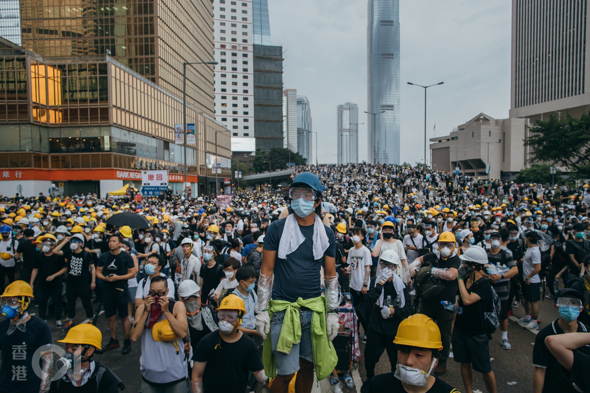 2019年6月12日，立法會原定恢復《逃犯條例》二讀程序，大批示威者包圍立法會。（李澤彤攝）