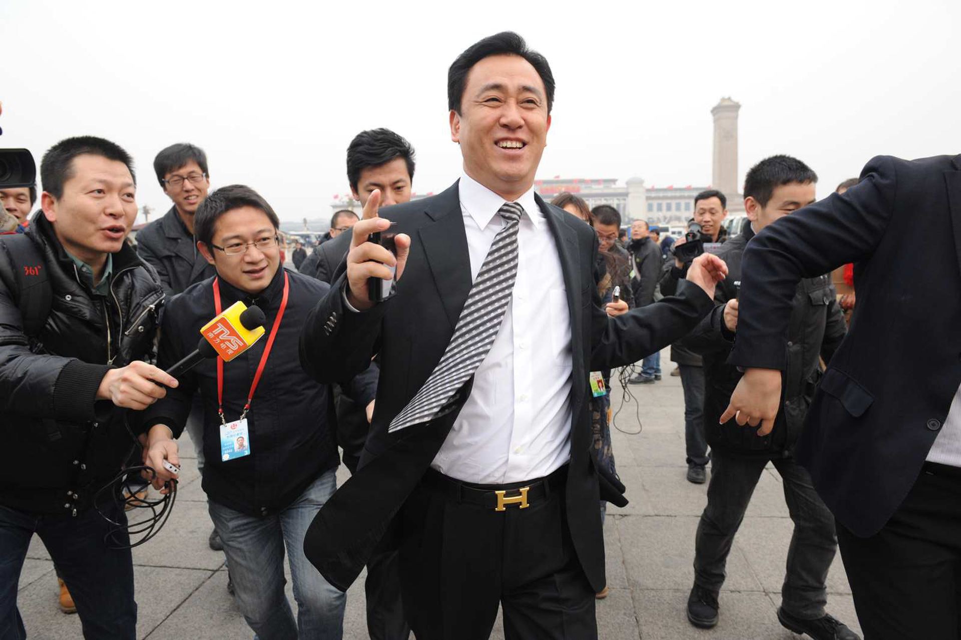 2012年全國兩會,恒大主席許家印奔跑避開記者追訪,成為他的經典照片,他的愛馬仕皮帶更是焦點。(新華社) 2012年全國兩會,恒大主席許家印奔跑避開記者追訪,成為他的經典照片,他的愛馬仕皮帶更是焦點。(新華社)