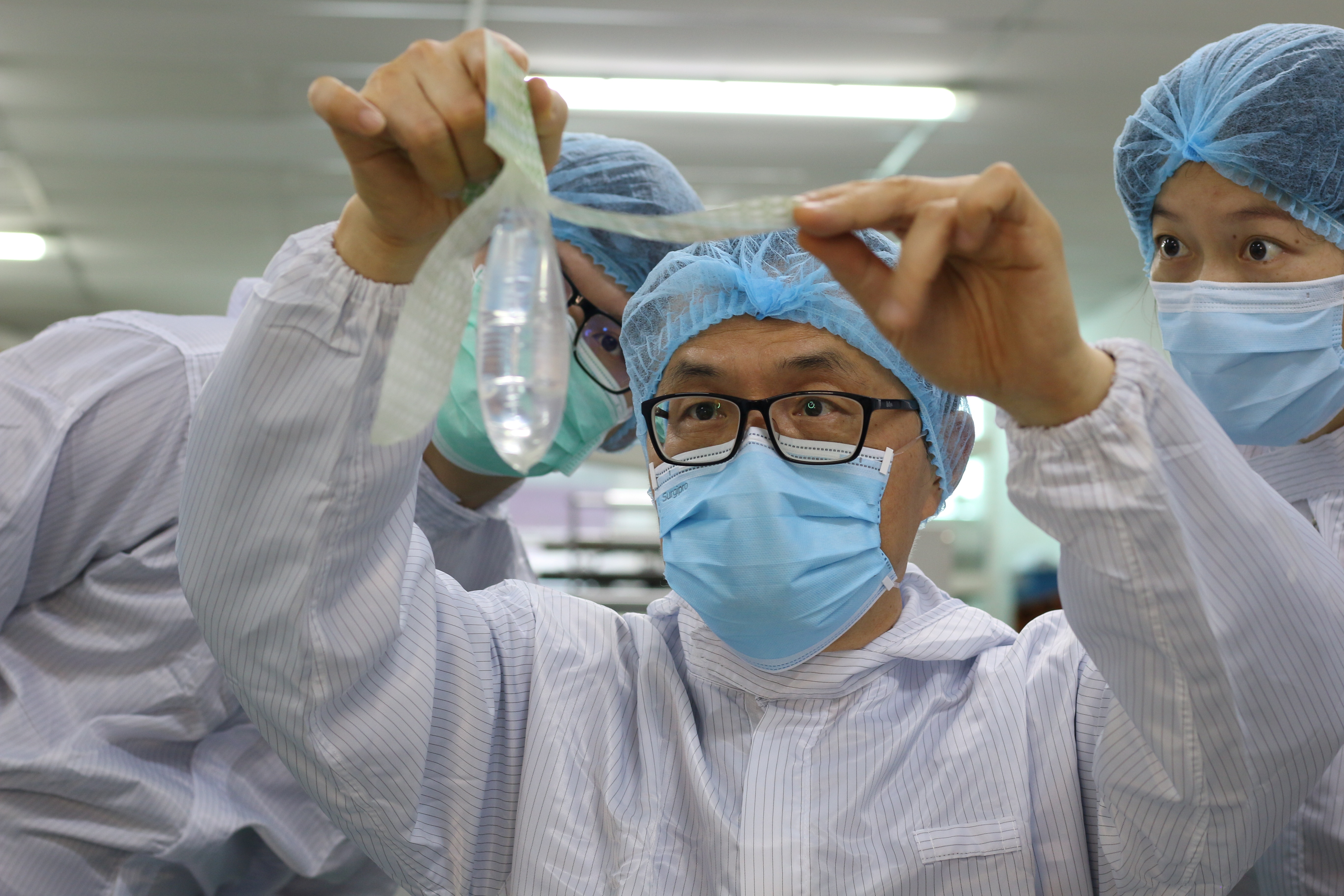 大馬婦產科醫師唐英成近日研製出世上首個男女通用安全套(路透社)