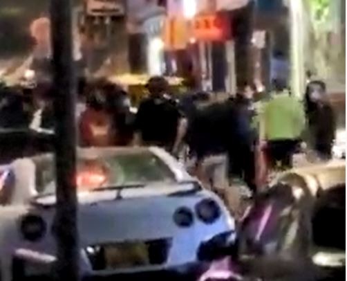 黑衣漢浩浩蕩蕩走出馬路。（網上截圖）