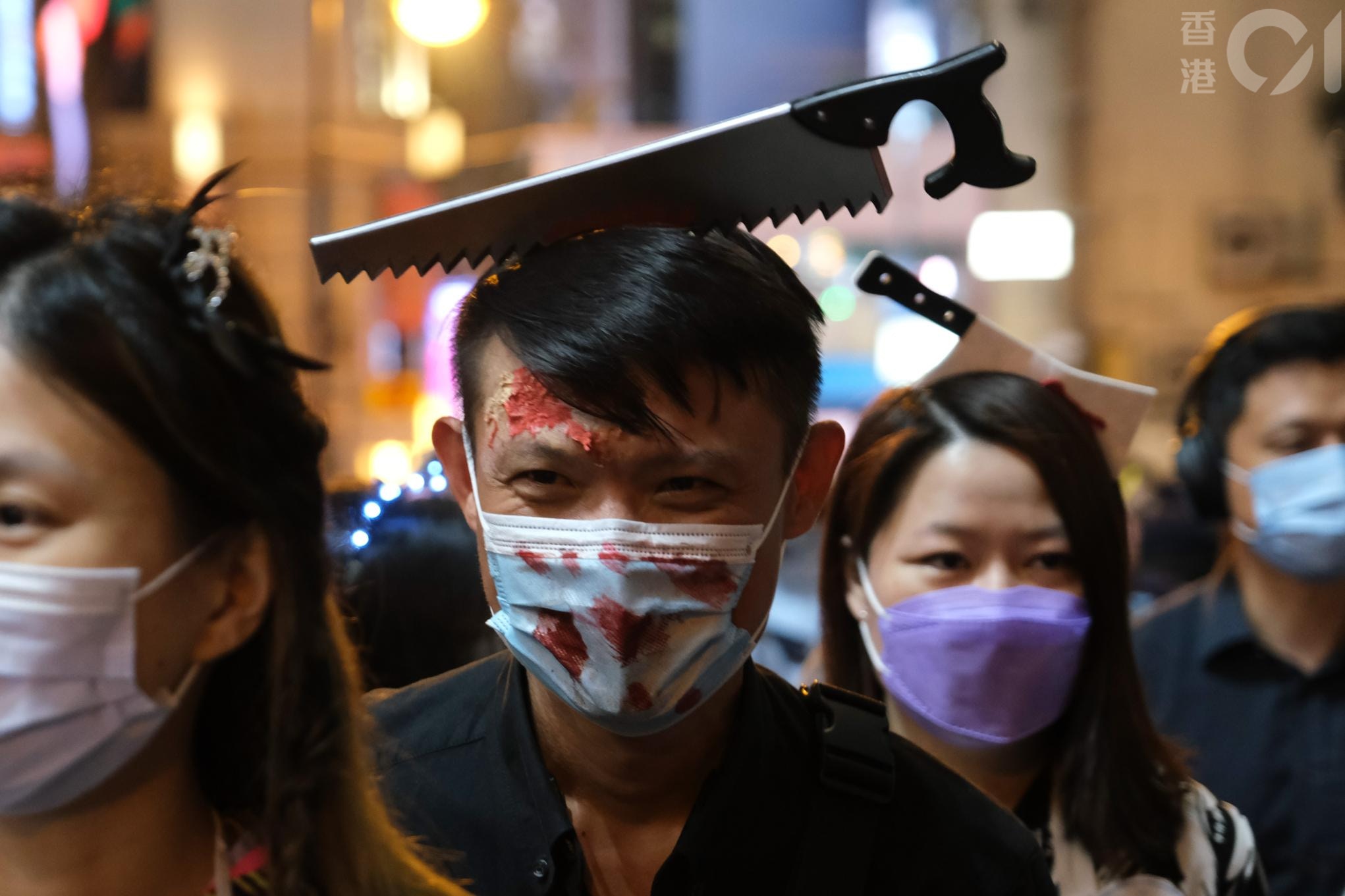 今年萬聖節相連周五六，警方提早在周六下午在蘭桂坊封路，提醒市民切勿攜帶任何利器、攻擊性武器或違法物品。圖為去年萬聖節晚蘭桂坊情況。（資料圖片／廖雁雄攝)