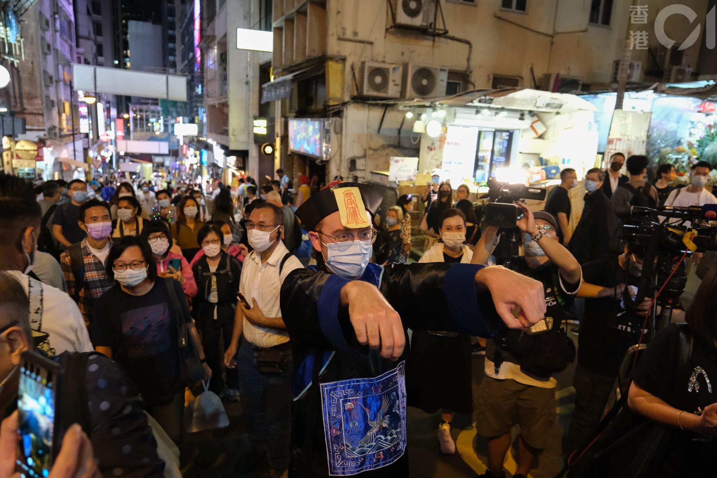 今年萬聖節相連周五六，警方提早在周六下午在蘭桂坊封路，提醒出外玩樂，也要注意防疫。圖為去年萬聖節蘭桂坊情況。（資料圖片／廖雁雄攝)