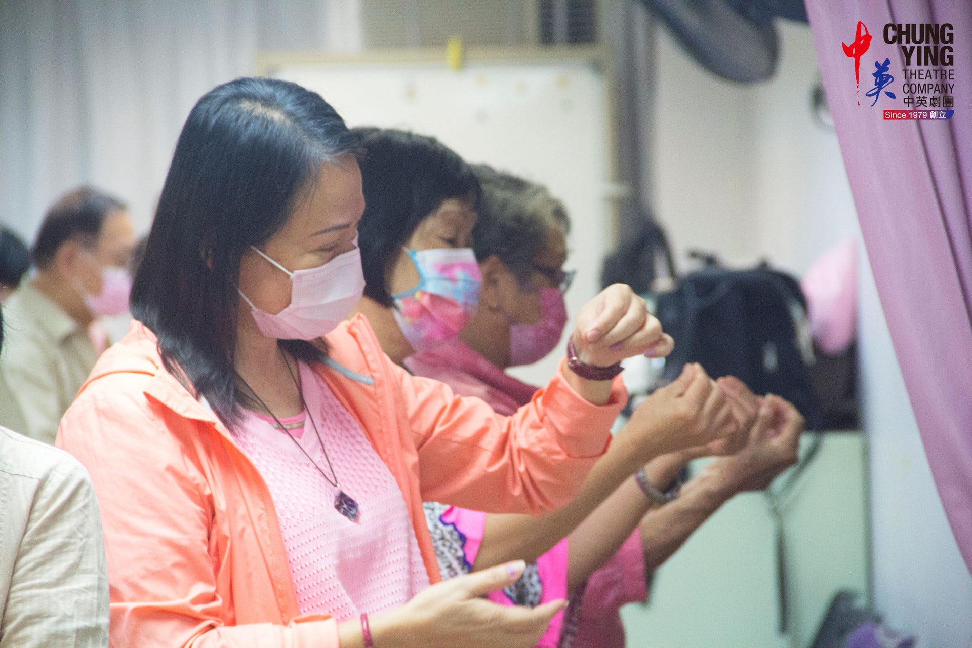 學習戲劇可以讓家人間增加溝通話題。(圖片:中英劇團《禧戲劇場2021》排練照) 學習戲劇可以讓家人間增加溝通話題。(圖片:中英劇團《禧戲劇場2021》排練照)