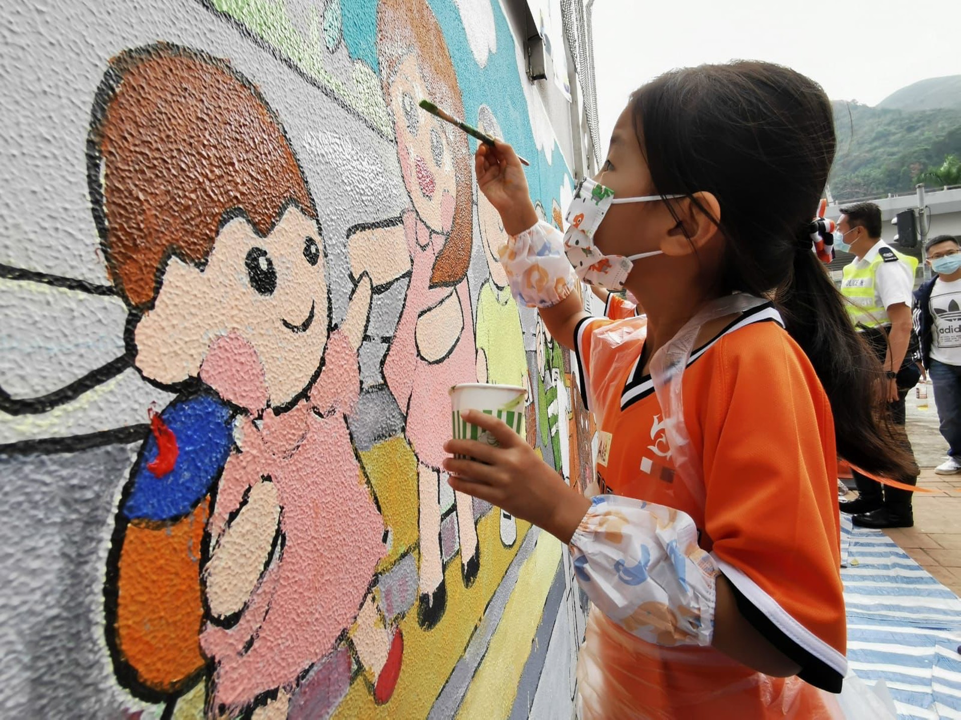 親子壁畫宣揚交通安全訊息籲關心過馬路長者 親子壁畫宣揚交通安全訊息籲關心過馬路長者