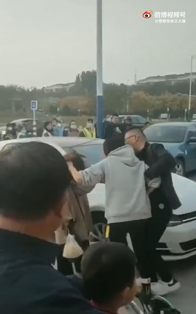 1名女子兇狠地拉扯小三的頭髮，並向在旁勸架、相信是其丈夫的男子怒吼：「我逮住你十次了。」（影片截圖）