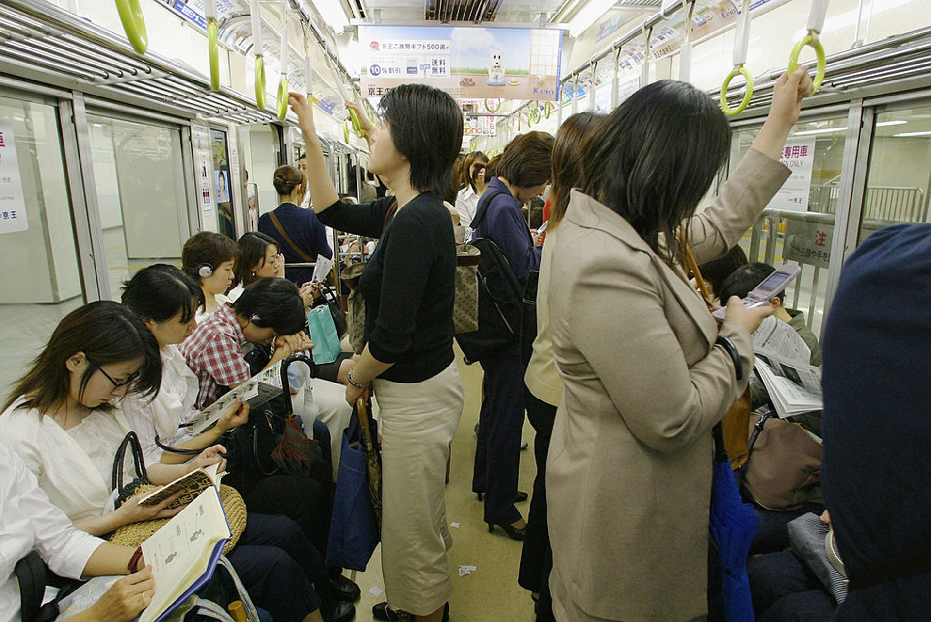 圖為2003年7月8日，日本東京新宿站一列由京王電鐵營運列車上，一節女性專用列車車廂內的女士們。晚上11時起離開此站的列車，都有這個專用車廂。（Getty）